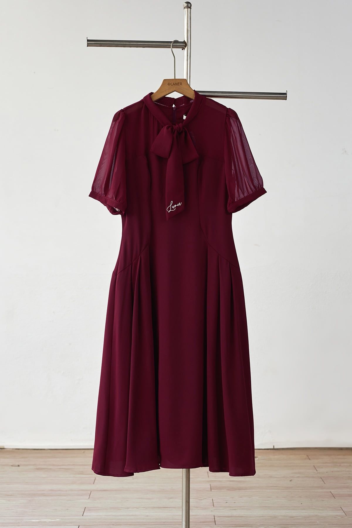 Đầm xoè cổ buộc nơ; xếp ly 2 bên - B63L25Q020