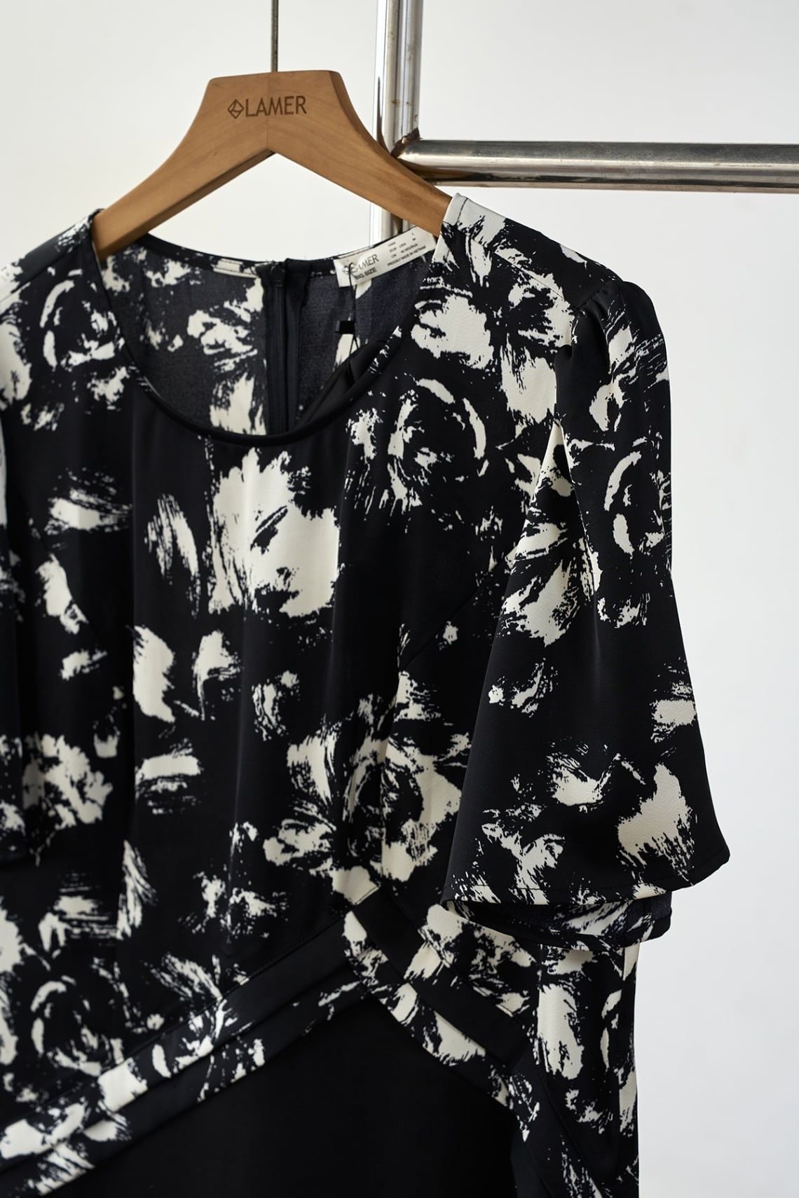 Đầm hoạ tiết phối xếp chéo - B63R26Q001