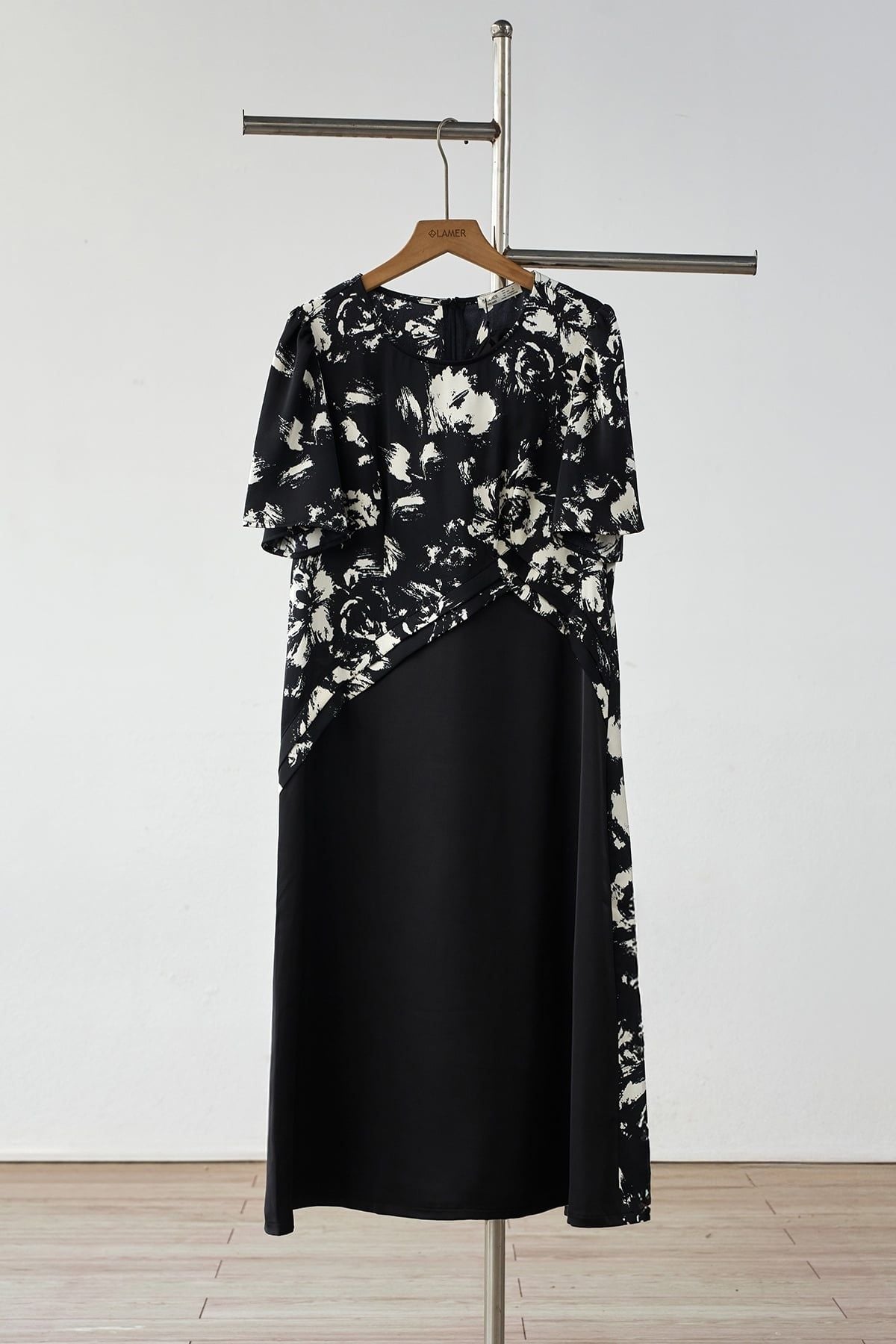 Đầm hoạ tiết phối xếp chéo - B63R26Q001