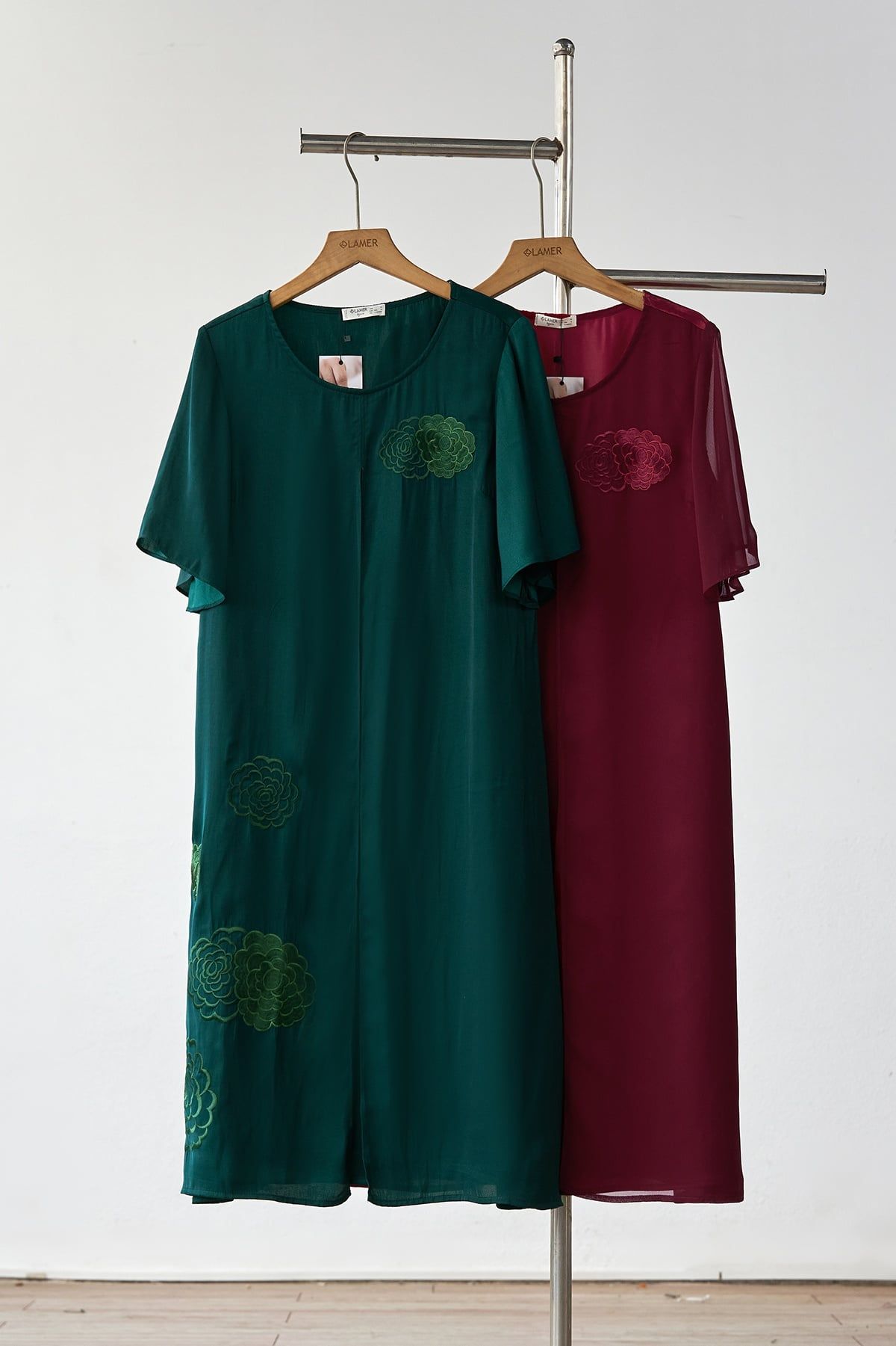 Đầm suông xẻ vạt thêu - B63T26H001