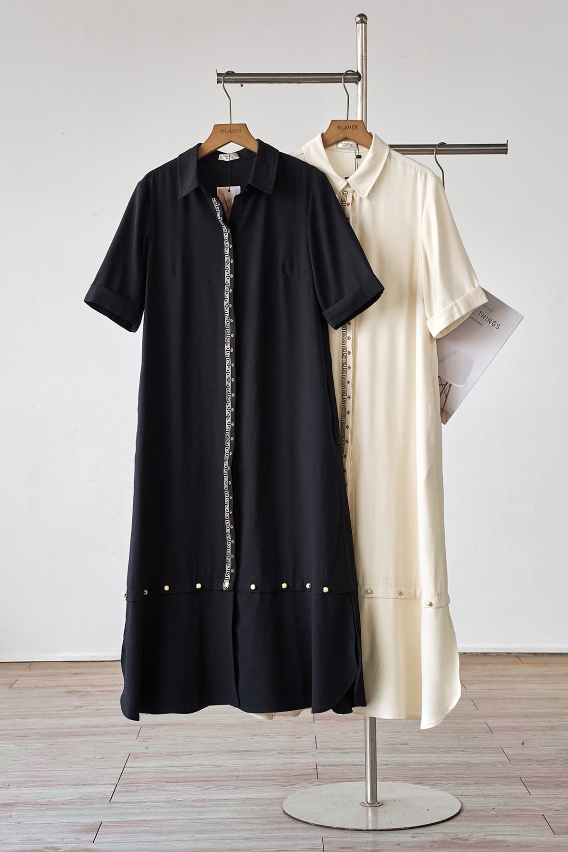 Đầm suông thêu nẹp đính khuy gỗ - B63T26Q002