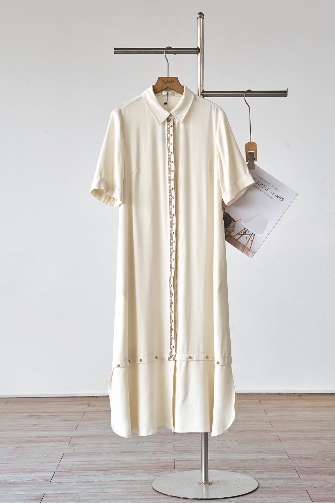 Đầm suông thêu nẹp đính khuy gỗ - B63T26Q002