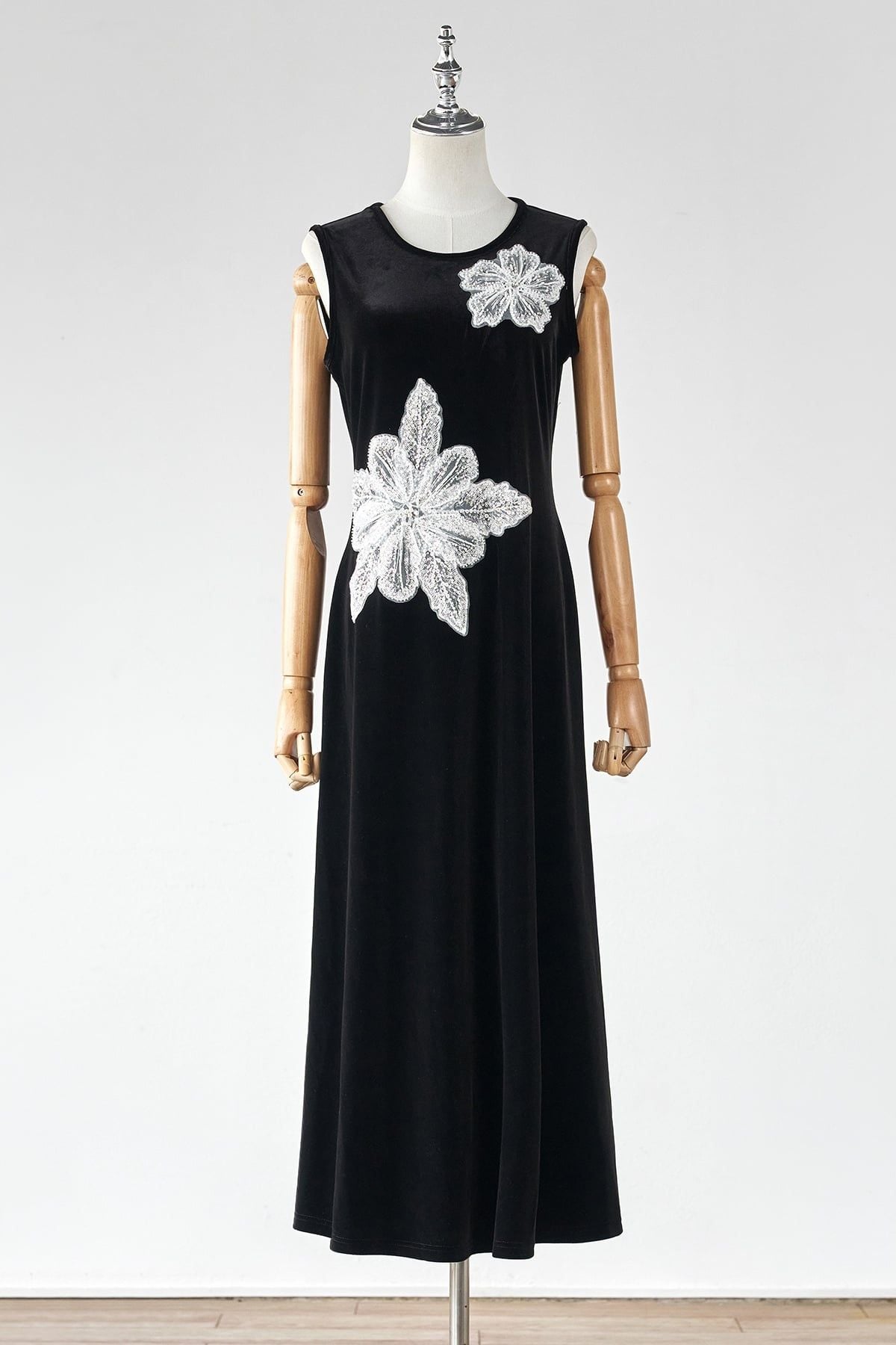 Bộ đầm nhung đắp hoa và áo khoác - B66C25T001