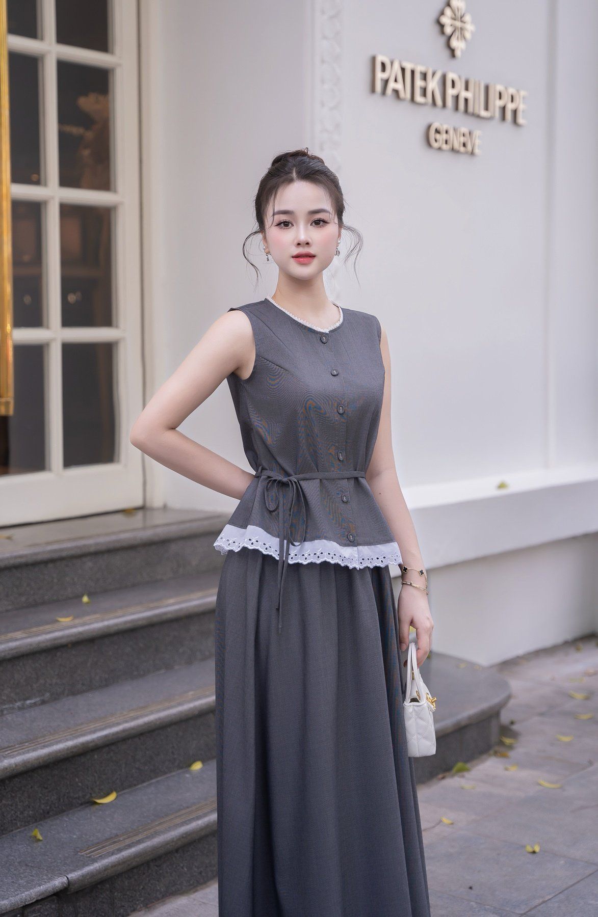 Áo sát nách cổ tròn đai eo phối ren - D61B25H010