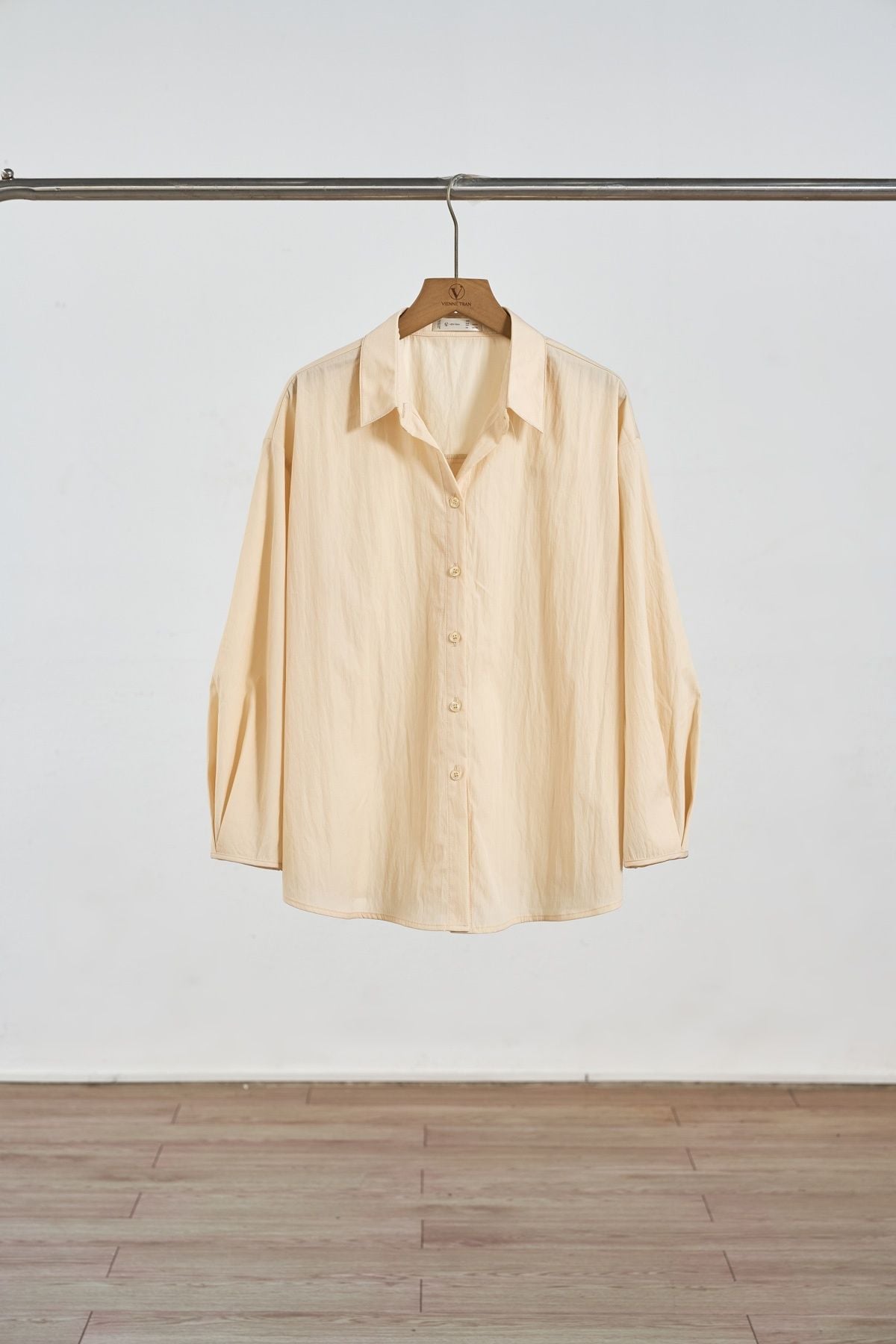 Áo sơ mi cổ đức viền cửa tay - D61H25Q006