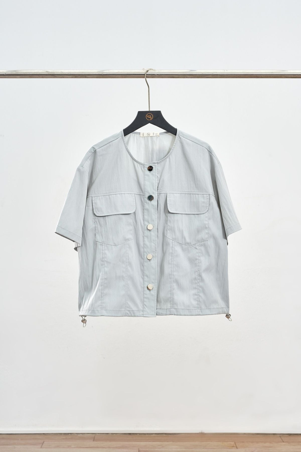 Áo cổ tròn túi ốp chun gấu  - H61B25H013