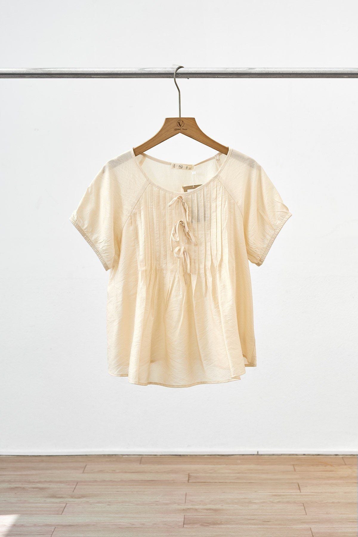 Áo cổ tròn tay bồng đính nơ - H61B25H020