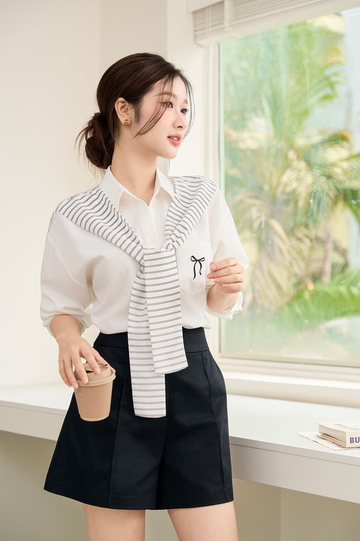 Áo sơ mi vai chờm phối khăn thêu nơ - H61H26H002
