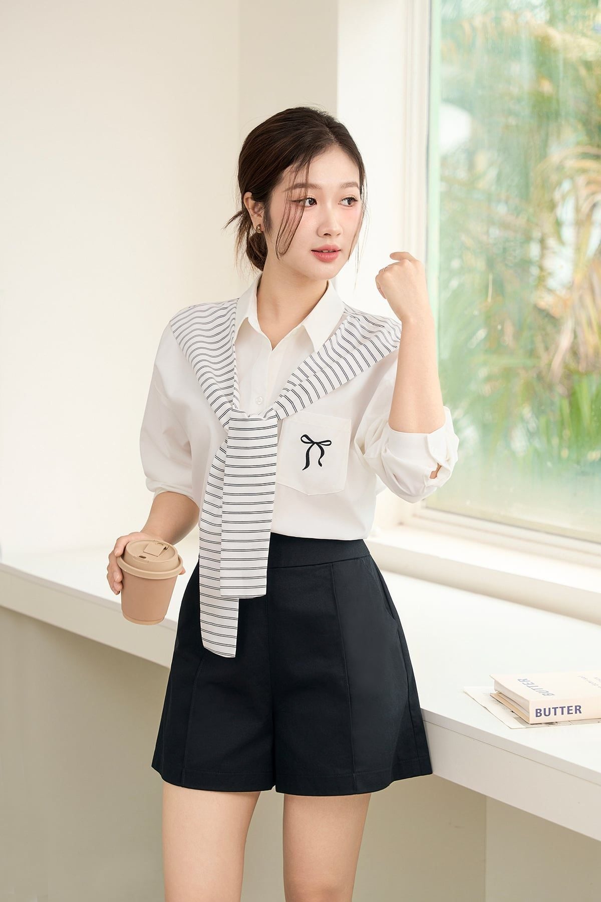 Áo sơ mi vai chờm phối khăn thêu nơ - H61H26H002