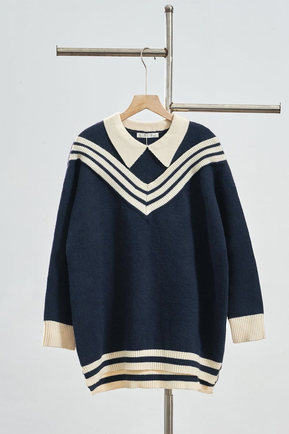 Áo len dáng rộng cổ bẻ phối kẻ - H61W25T009