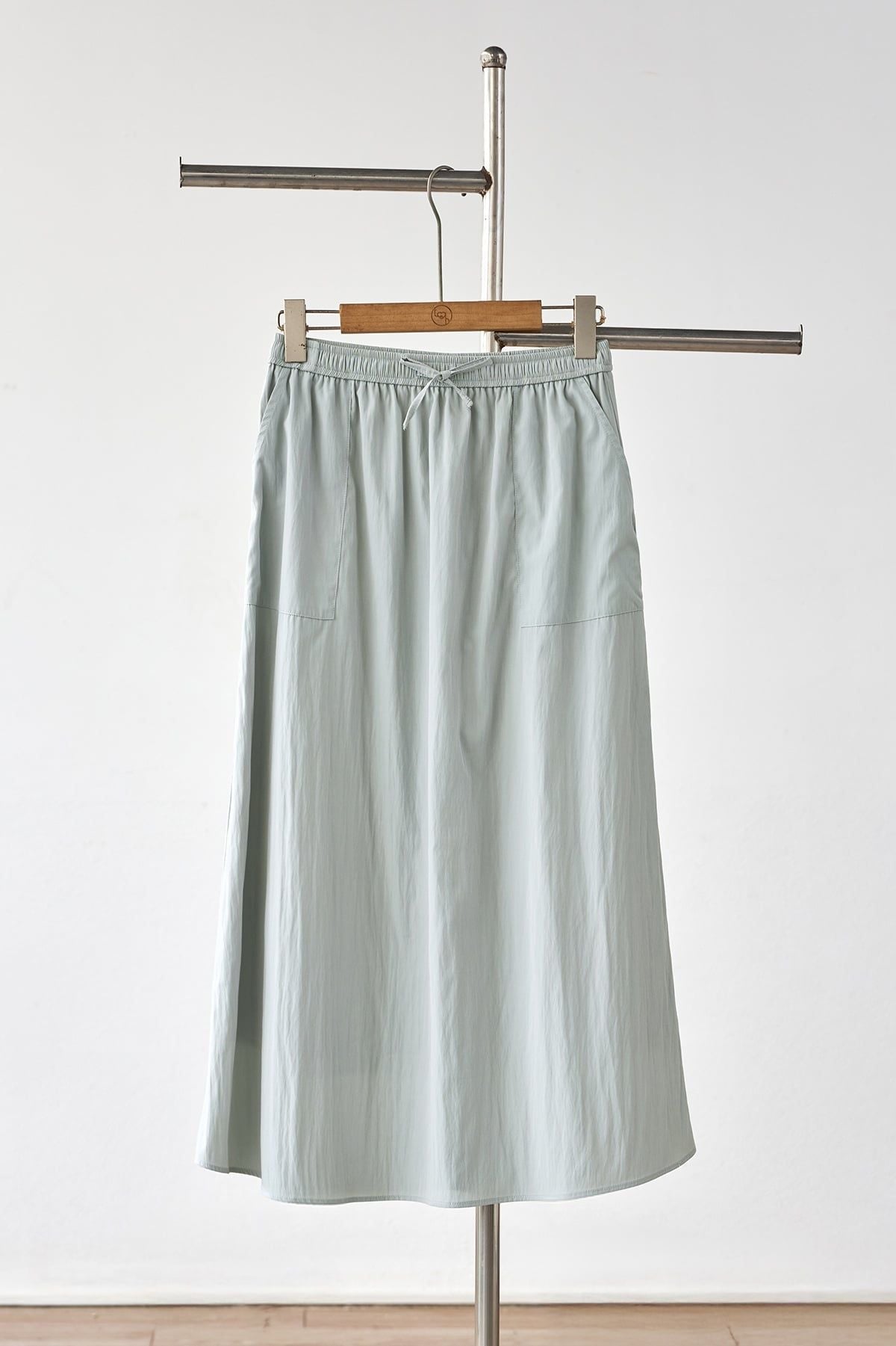 Chân váy dài qua gối cạp chun; túi ốp - H62T26Q001