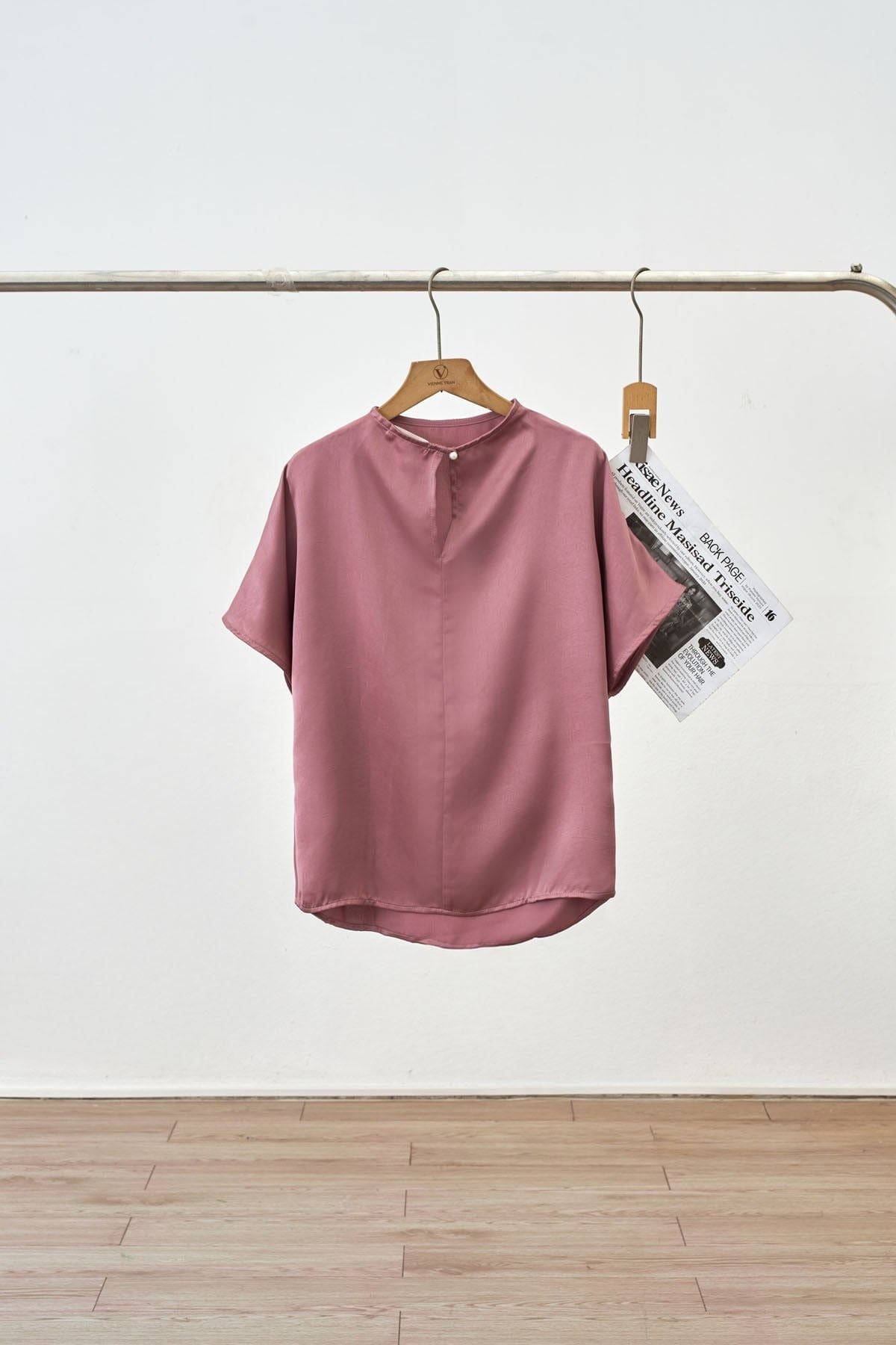 Áo lụa vai chờm nhún vai - L61B25H072