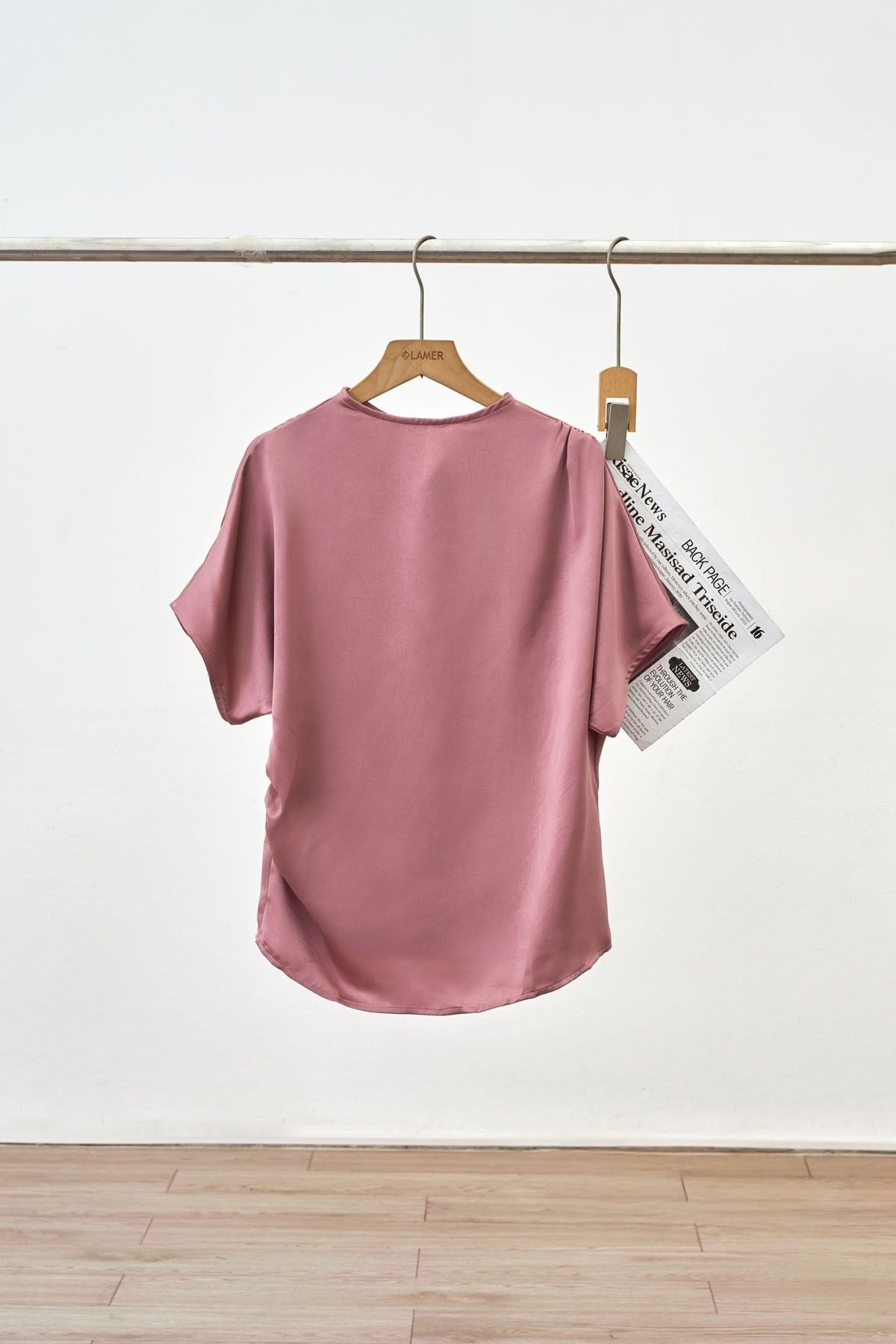 Áo lụa vai chờm nhún vai - L61B25H072