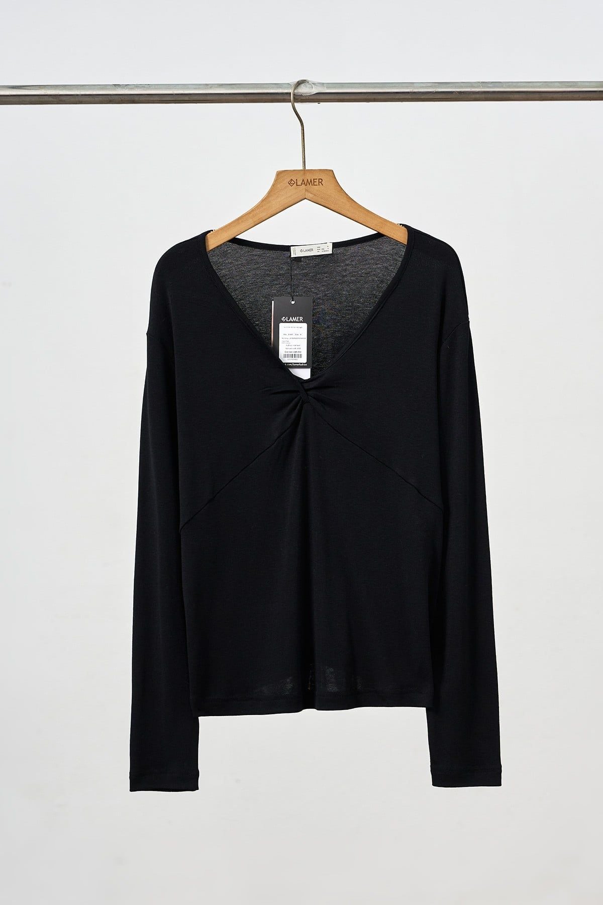 Áo cổ tim dài tay vặn ngực - L61B25Q025