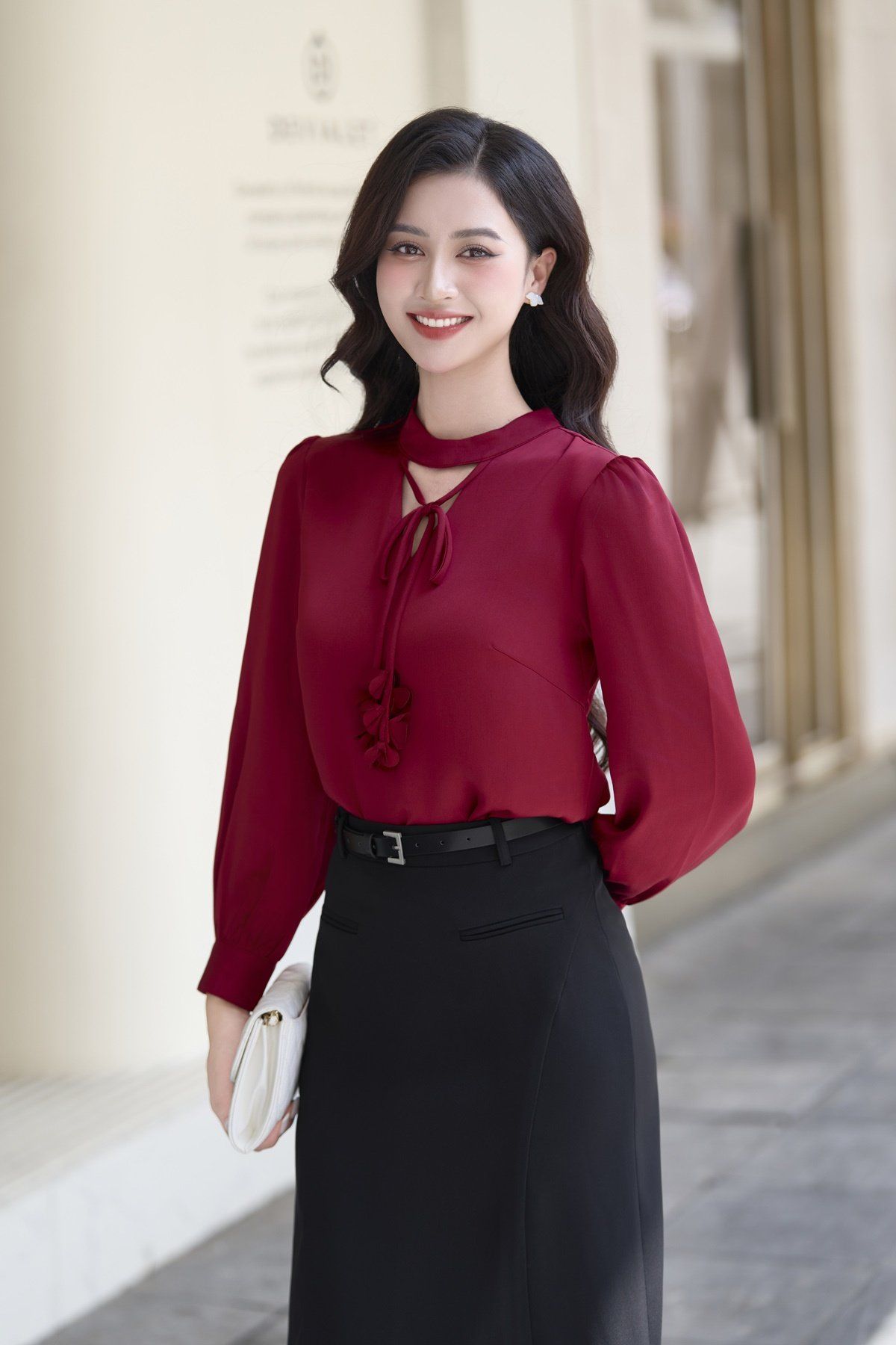 Áo cổ tàu xẻ V buộc dây nơ - L61B25Q027