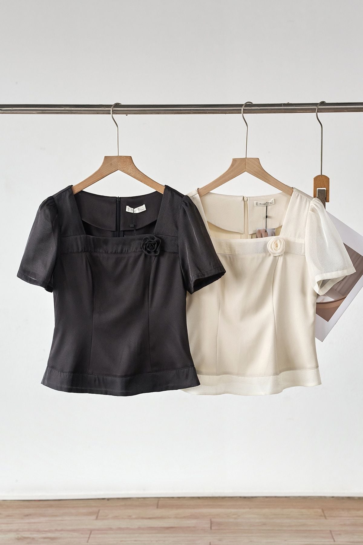 Áo hoa quấn cổ vuông phối tay  - L61B26H004