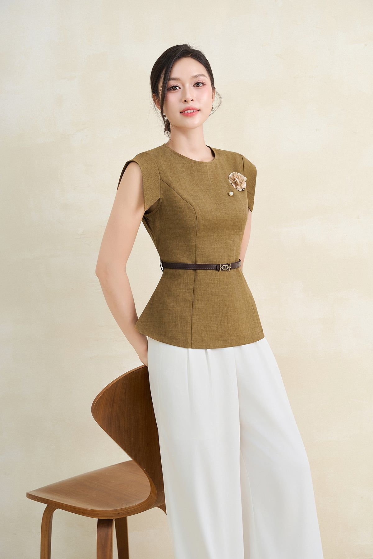 Áo đính hoa ngực - L61B26H023