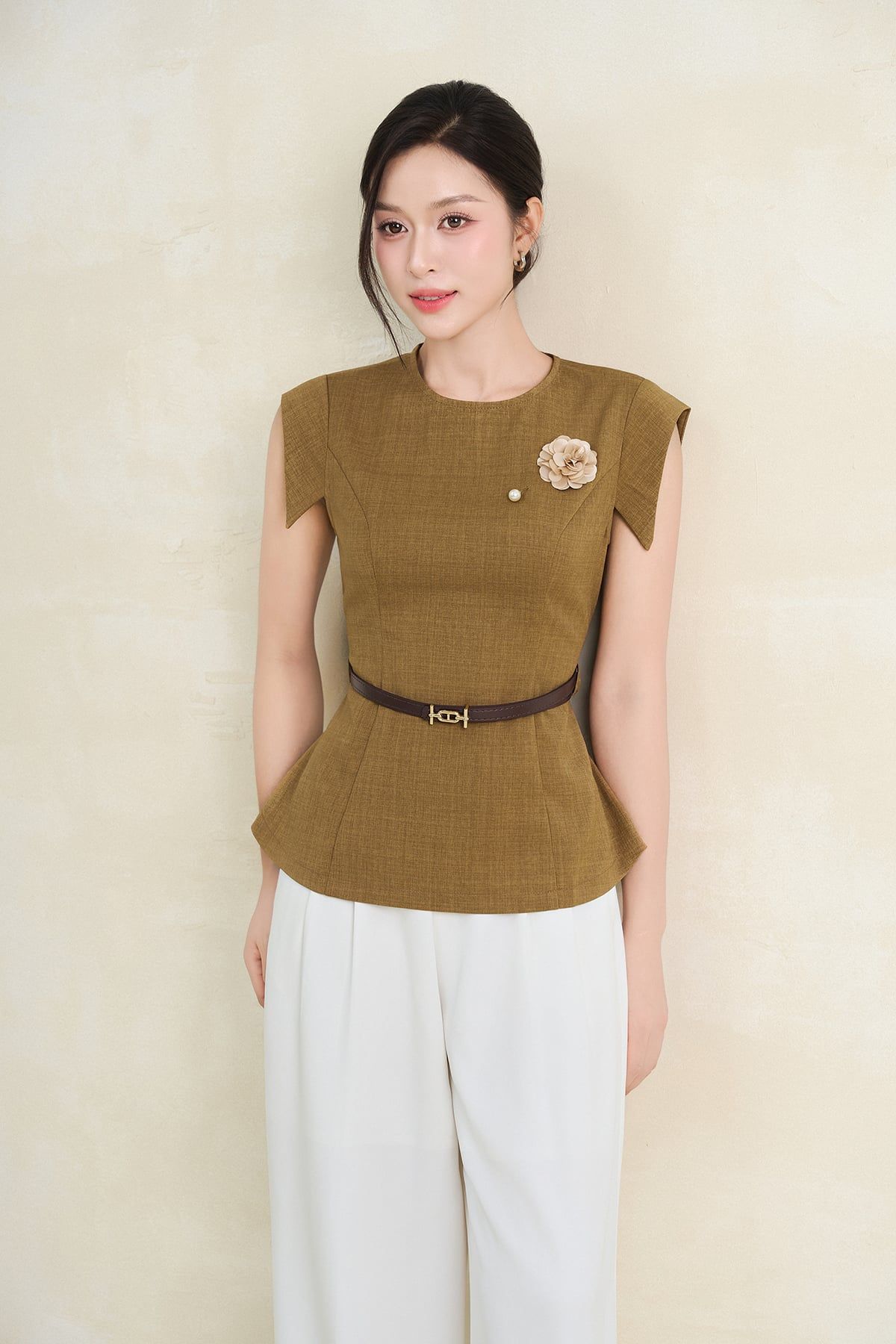 Áo đính hoa ngực - L61B26H023