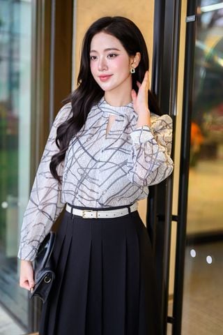 Áo cổ tàu xẻ V xếp ly - L61B26Q001