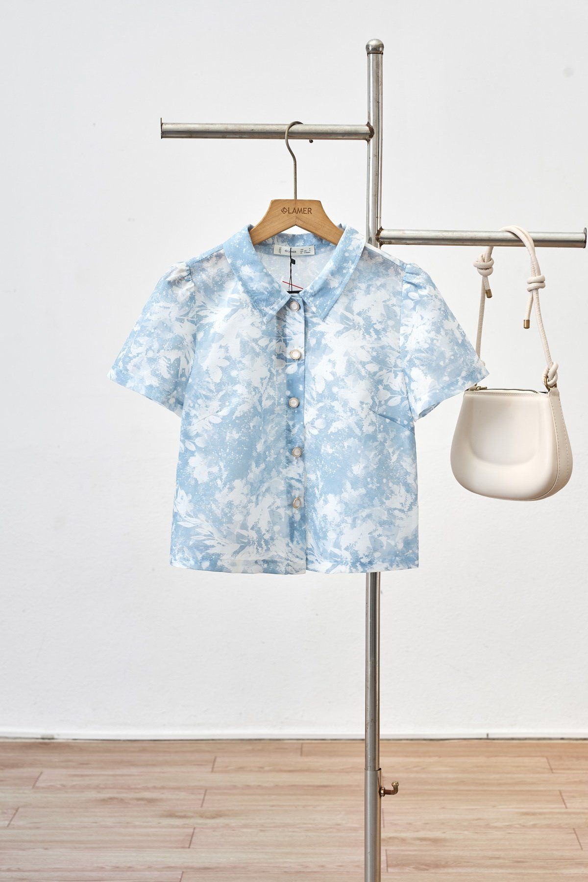 Áo croptop cổ bẻ đính cúc - L61H25H068