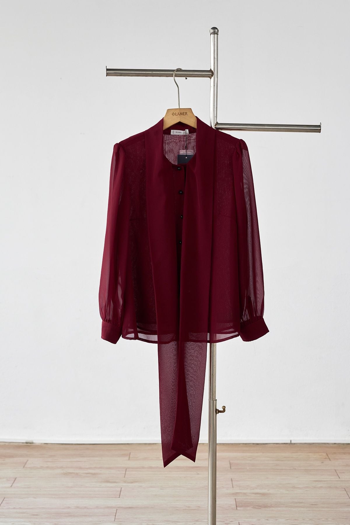 Áo sơ mi cổ buộc nơ thêu chữ - L61H25Q035