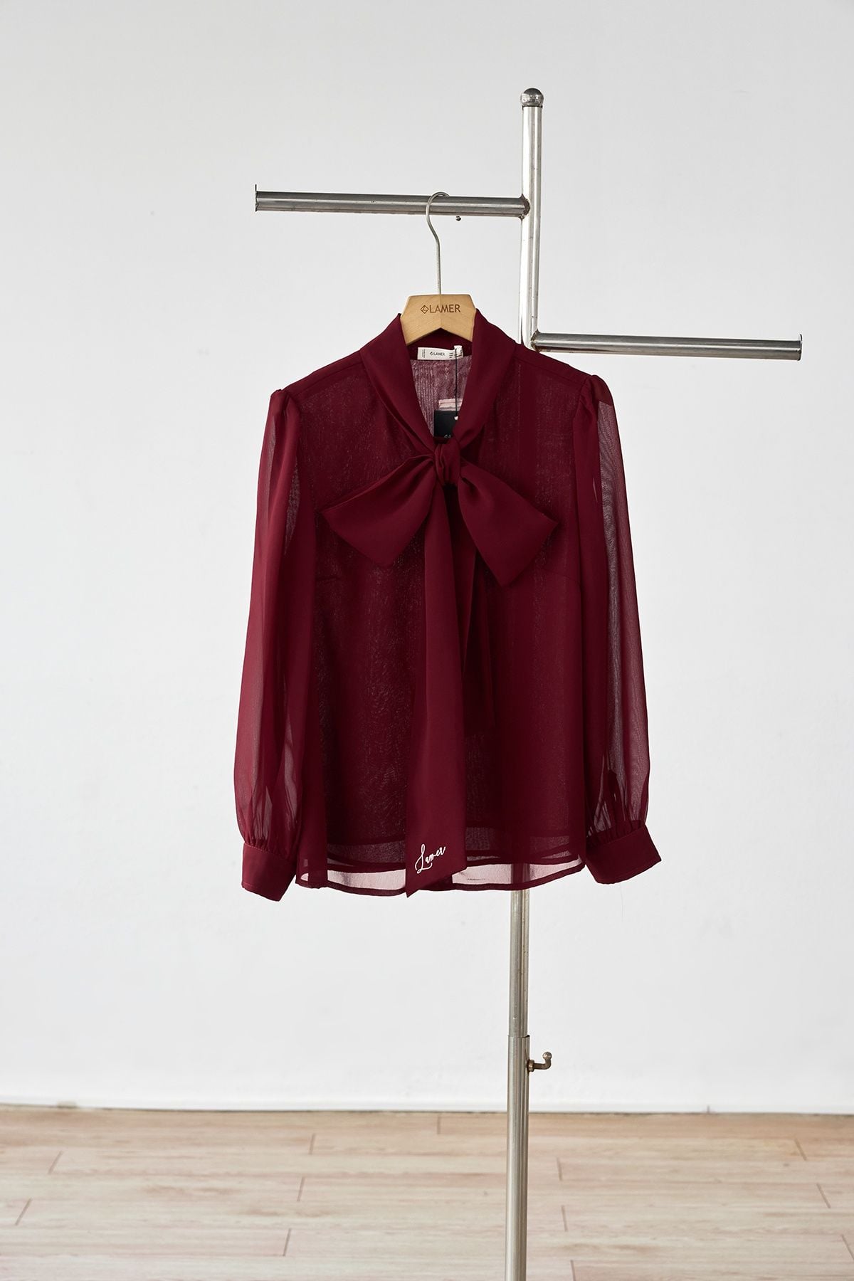 Áo sơ mi cổ buộc nơ thêu chữ - L61H25Q035