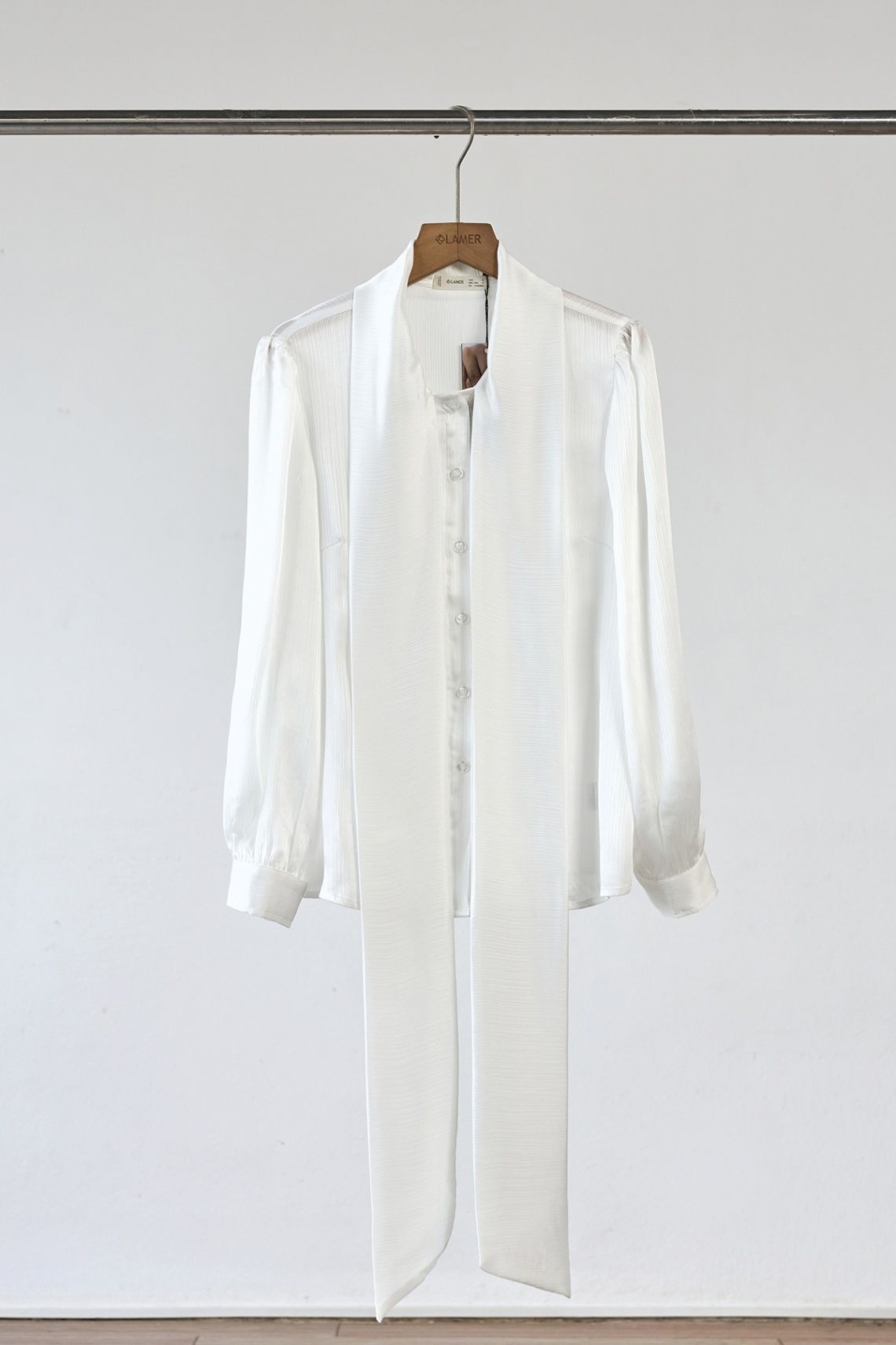 Áo sơ mi cổ buộc nơ thêu chữ - L61H25Q035