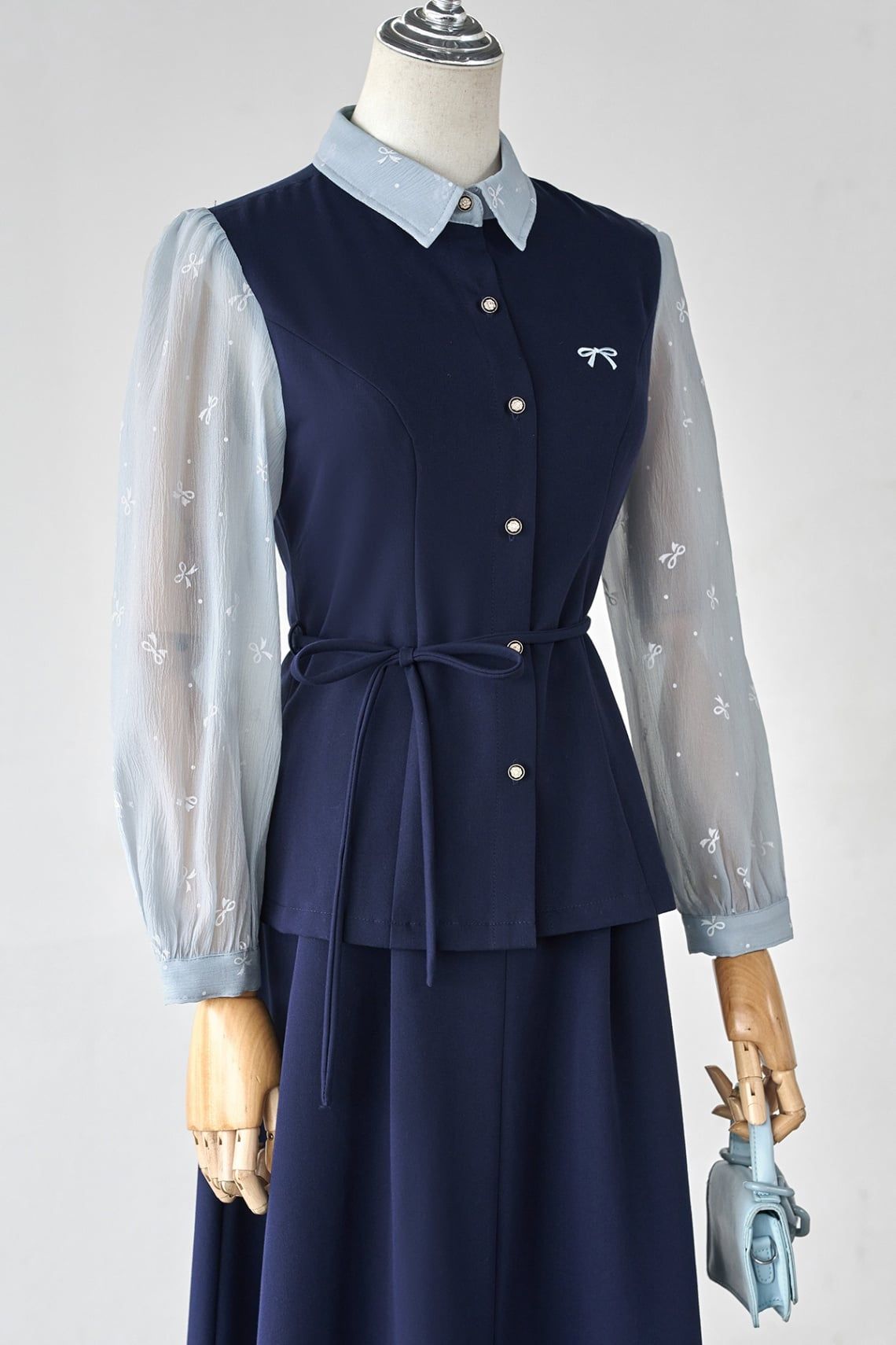 Áo sơ mi phối tay; nơ eo thêu ngực - L61H26Q004