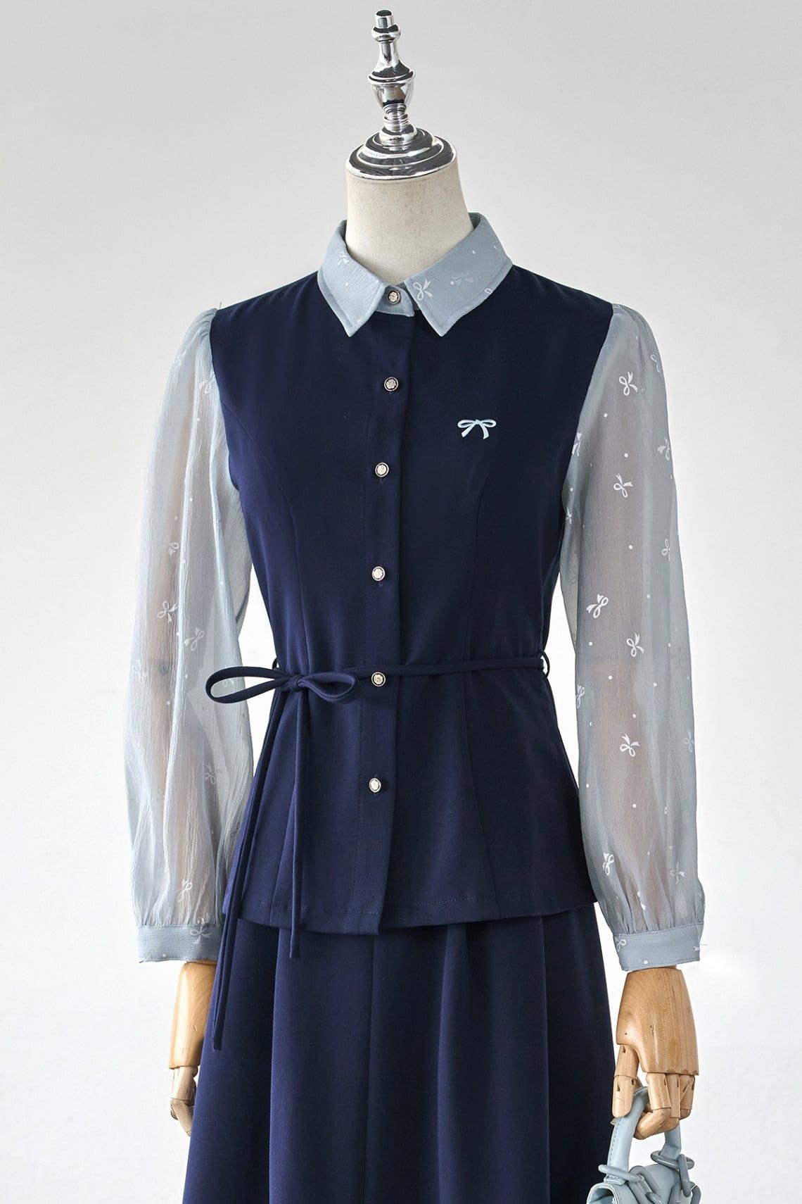 Áo sơ mi phối tay; nơ eo thêu ngực - L61H26Q004