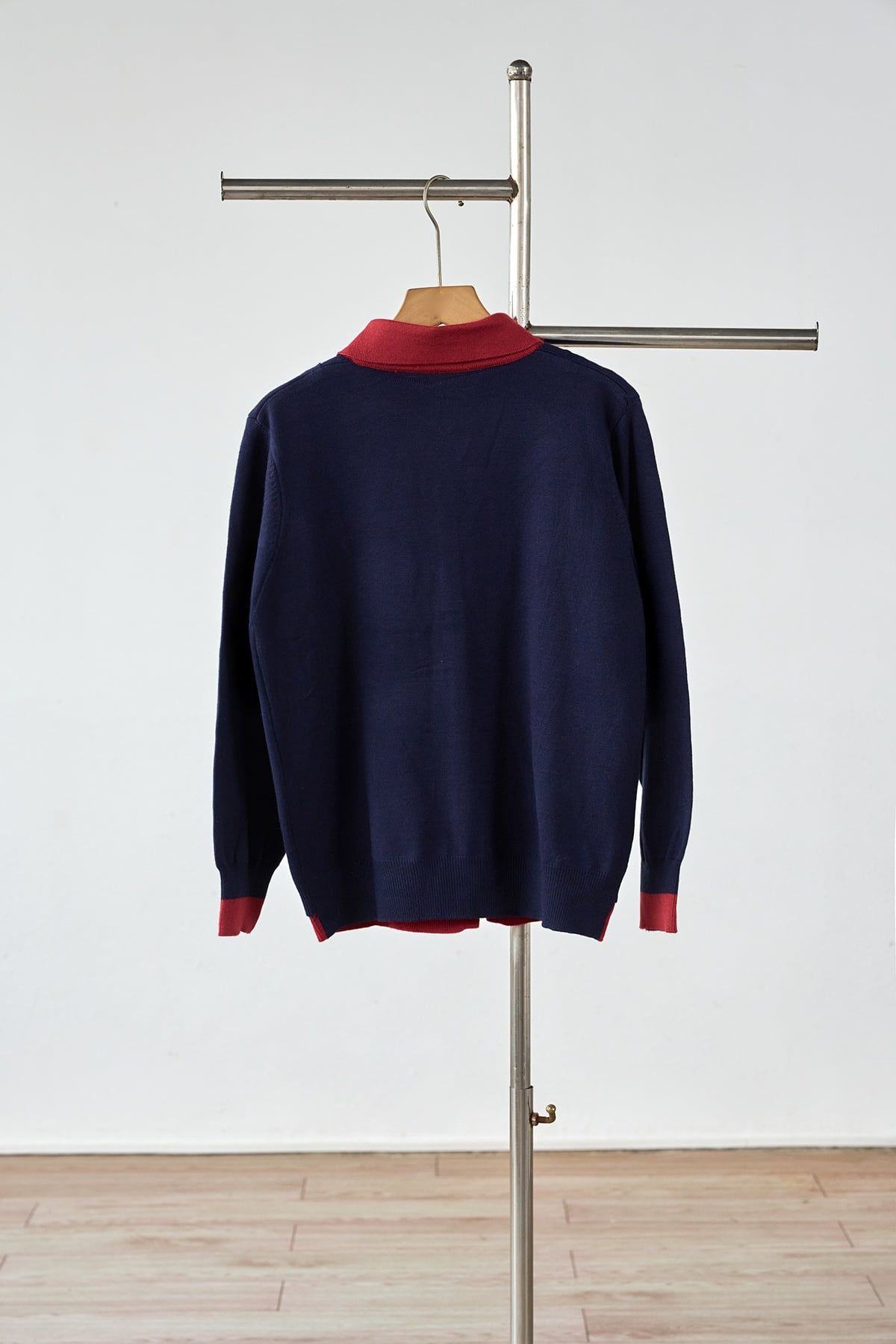 Áo len dài tay cổ bẻ phối màu đóng cúc - L61W25T015