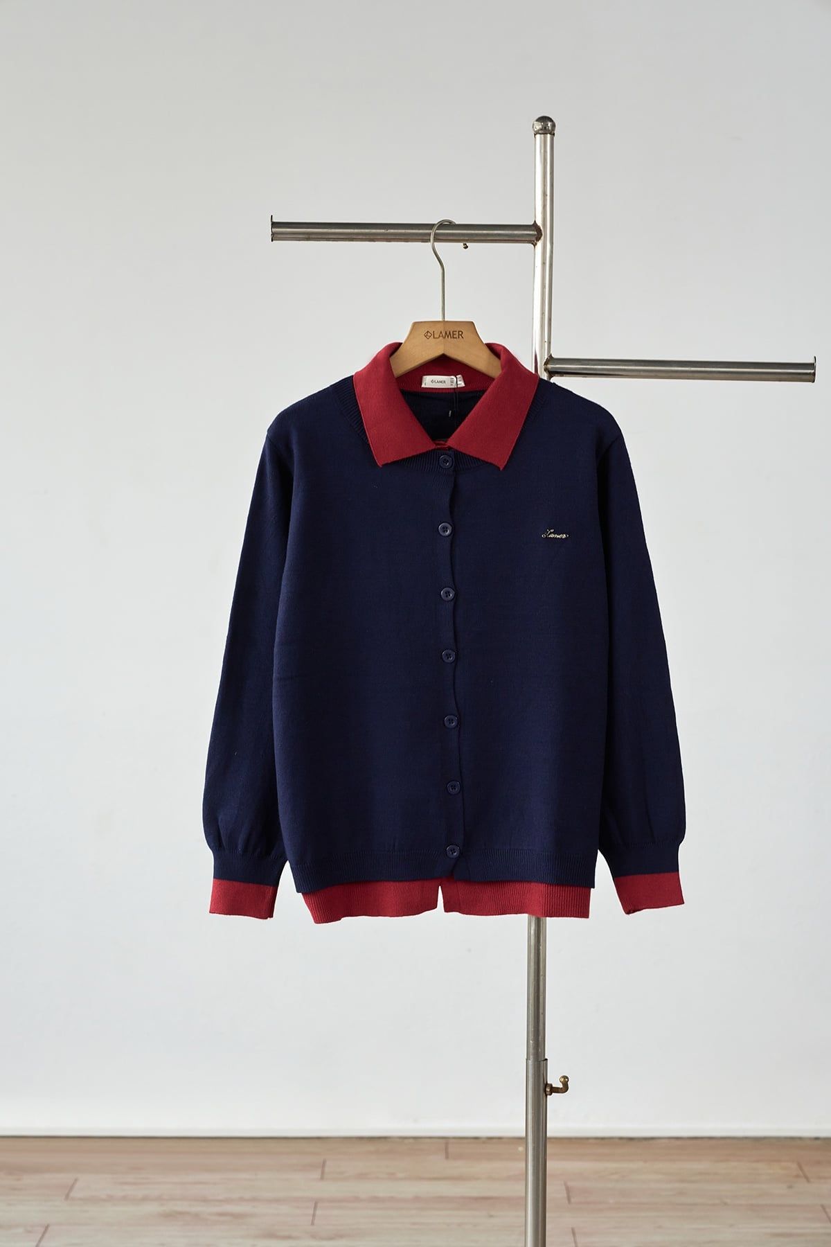 Áo len dài tay cổ bẻ phối màu đóng cúc - L61W25T015