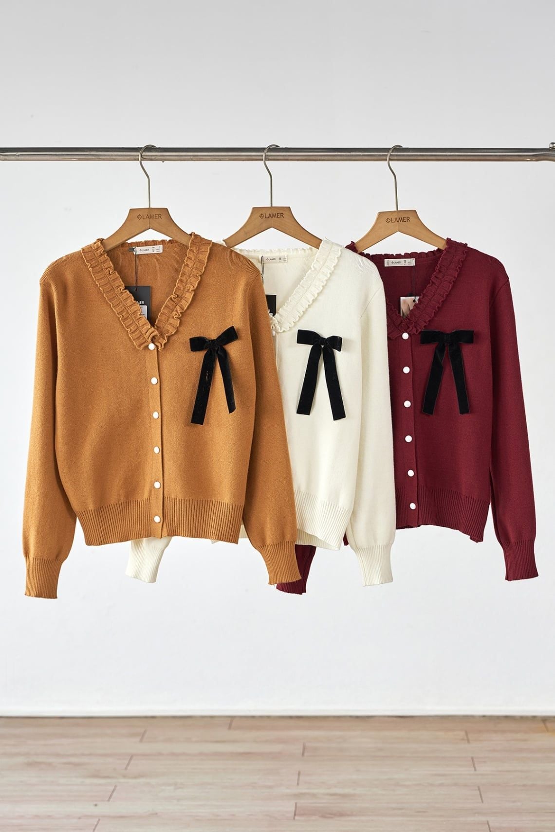 Áo len cổ tim đính nơ phối bèo - L61W25T017