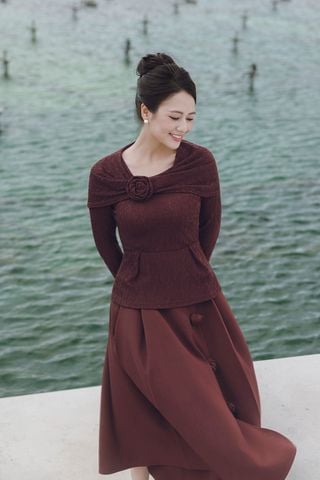 Chân váy dáng xoè vạt chéo đính hoa - L62L25T002 (Hàng đặt trước)