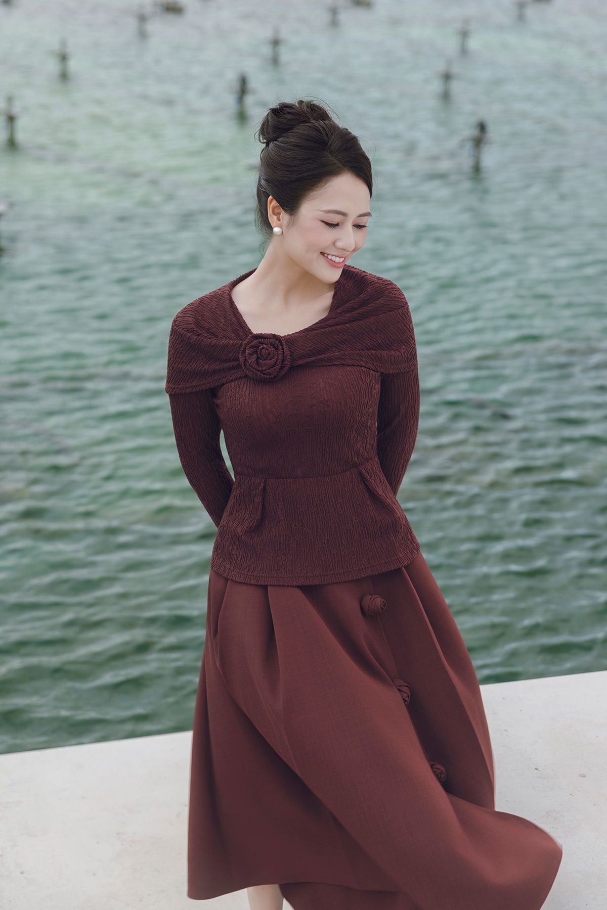 Chân váy dáng xoè vạt chéo đính hoa - L62L25T002 (Hàng đặt trước)