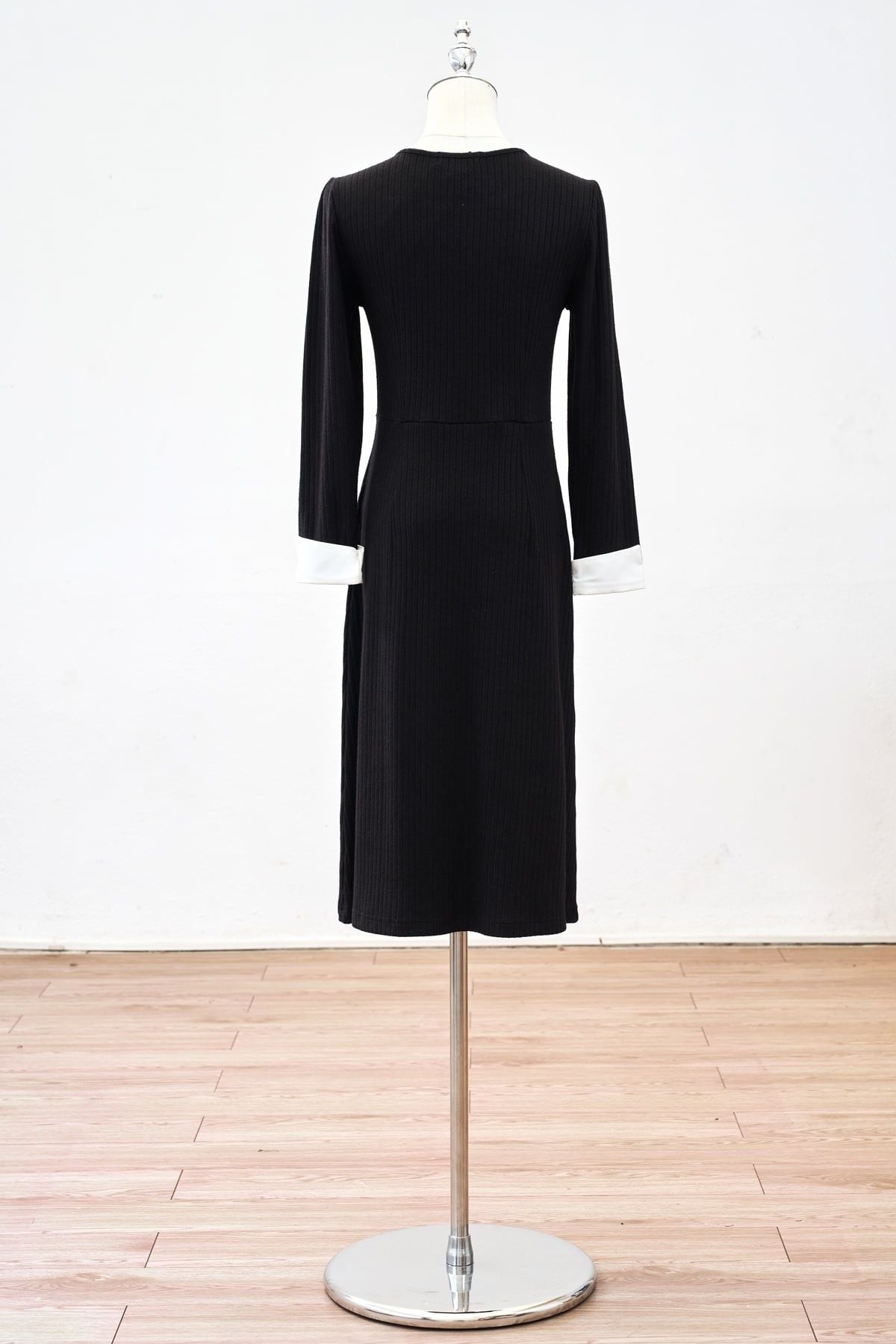 Đầm cổ tròn đính đá - L63F25T005