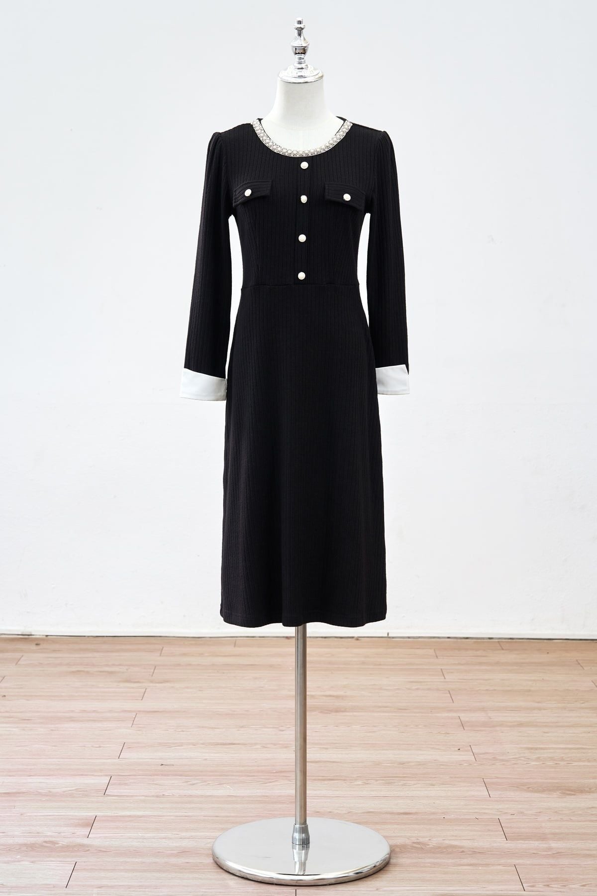 Đầm cổ tròn đính đá - L63F25T005