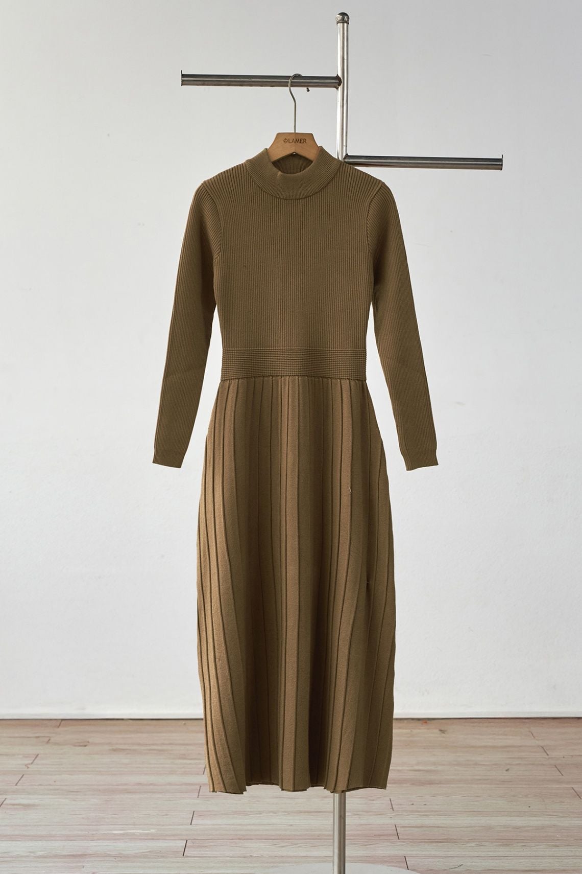 Đầm len dáng dài cổ lọ - L63M25T002