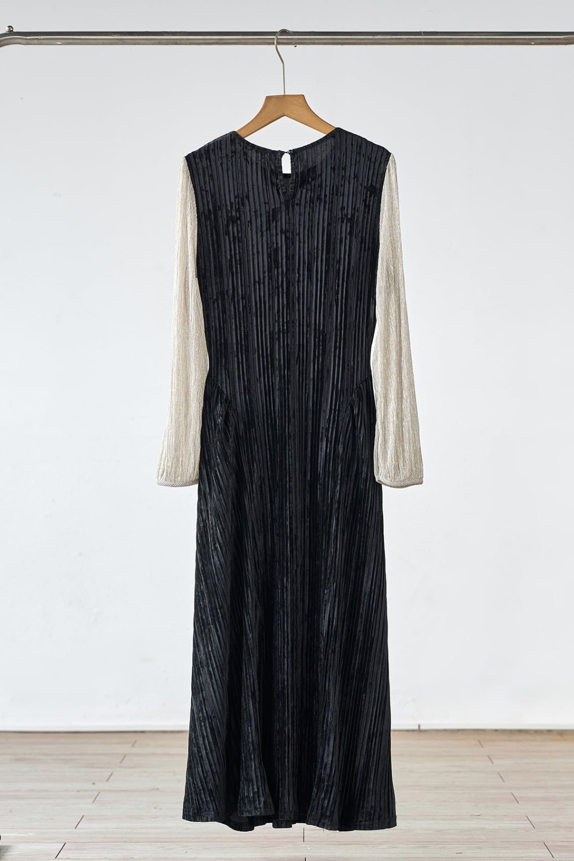 Đầm nhung xoè phối tay - L63M25T009