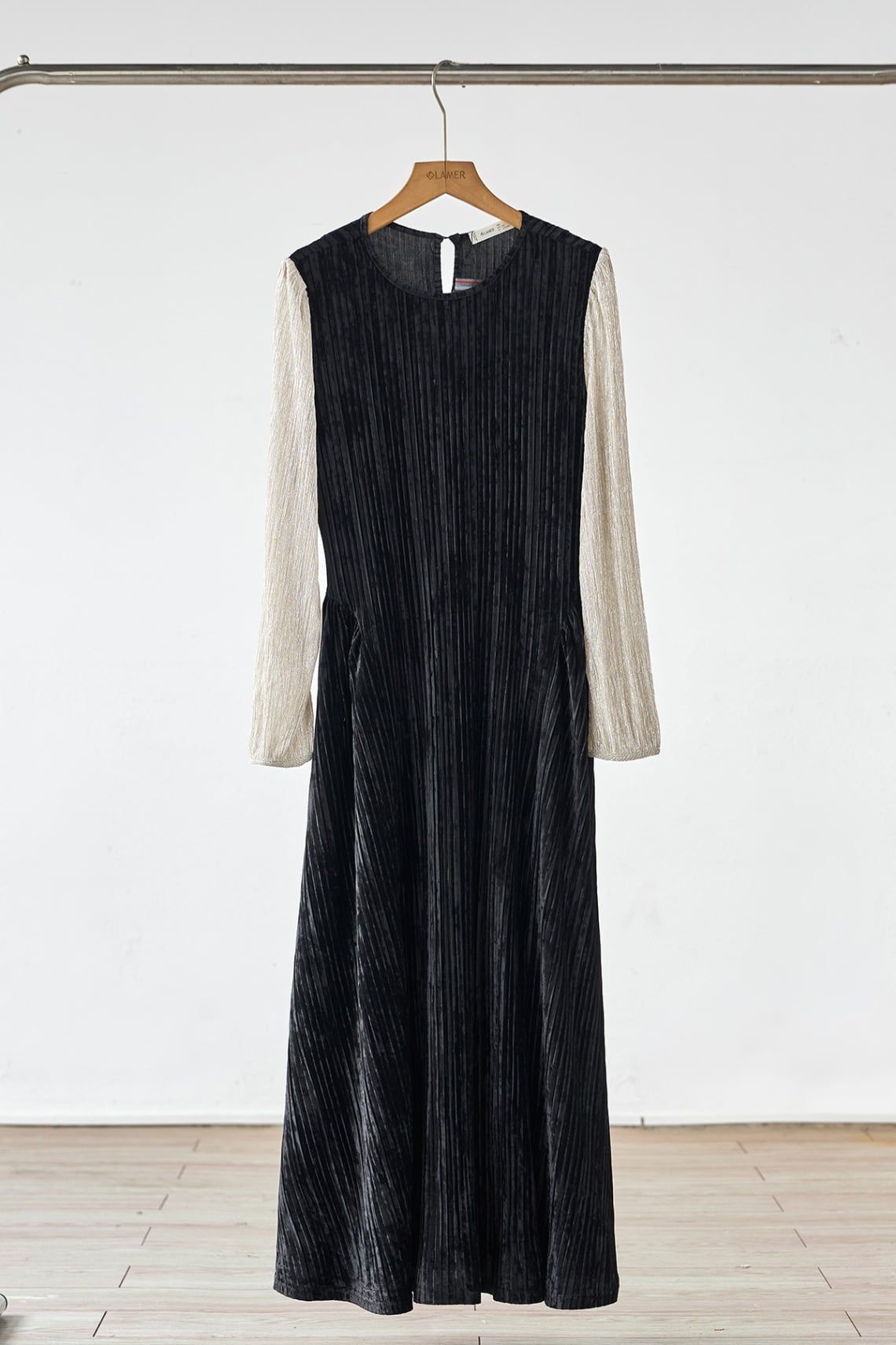 Đầm nhung xoè phối tay - L63M25T009