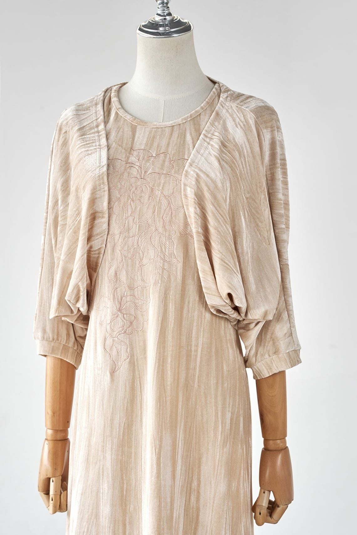 Đầm nhung sát nách thêu ngực ( KHÔNG KÈM ÁO KHOÁC)- L63M25T011