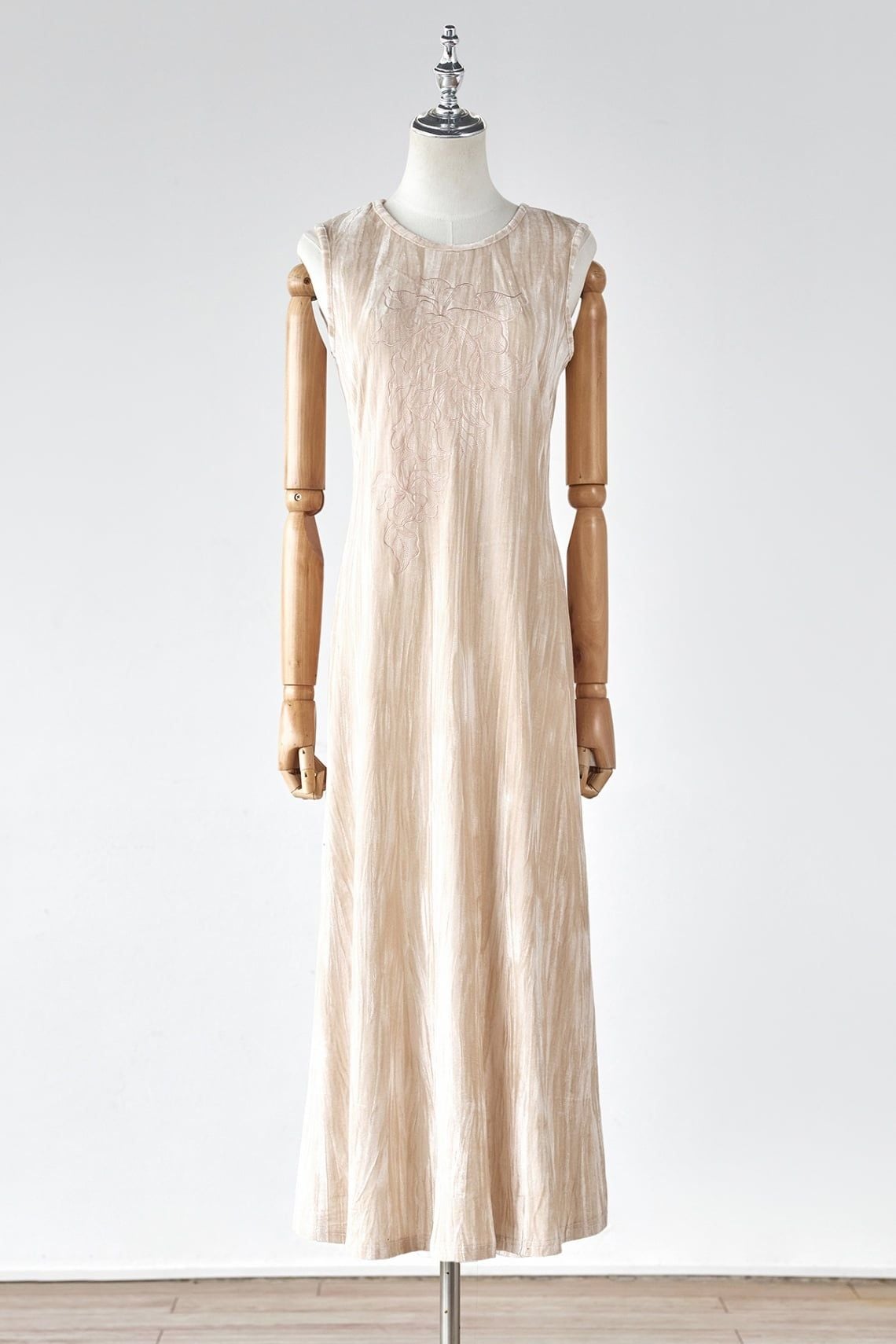 Đầm nhung sát nách thêu ngực ( KHÔNG KÈM ÁO KHOÁC)- L63M25T011