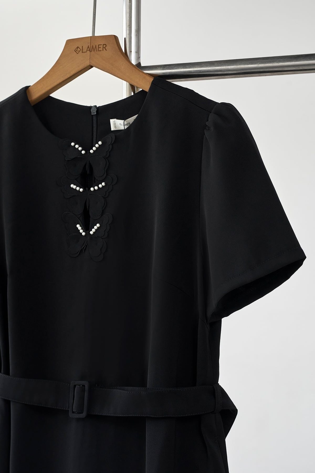 Đầm suông đính bướm cắt laze đai eo - L63T26Q003