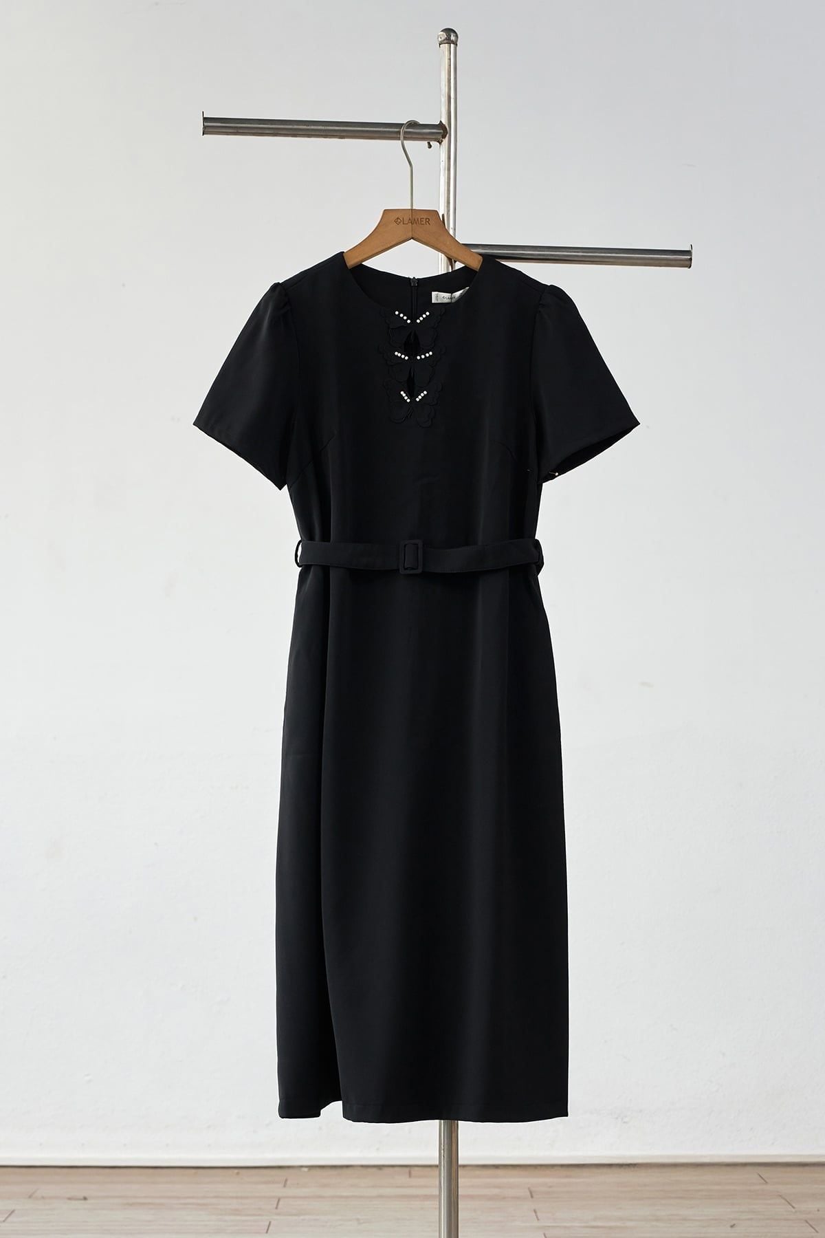 Đầm suông đính bướm cắt laze đai eo - L63T26Q003