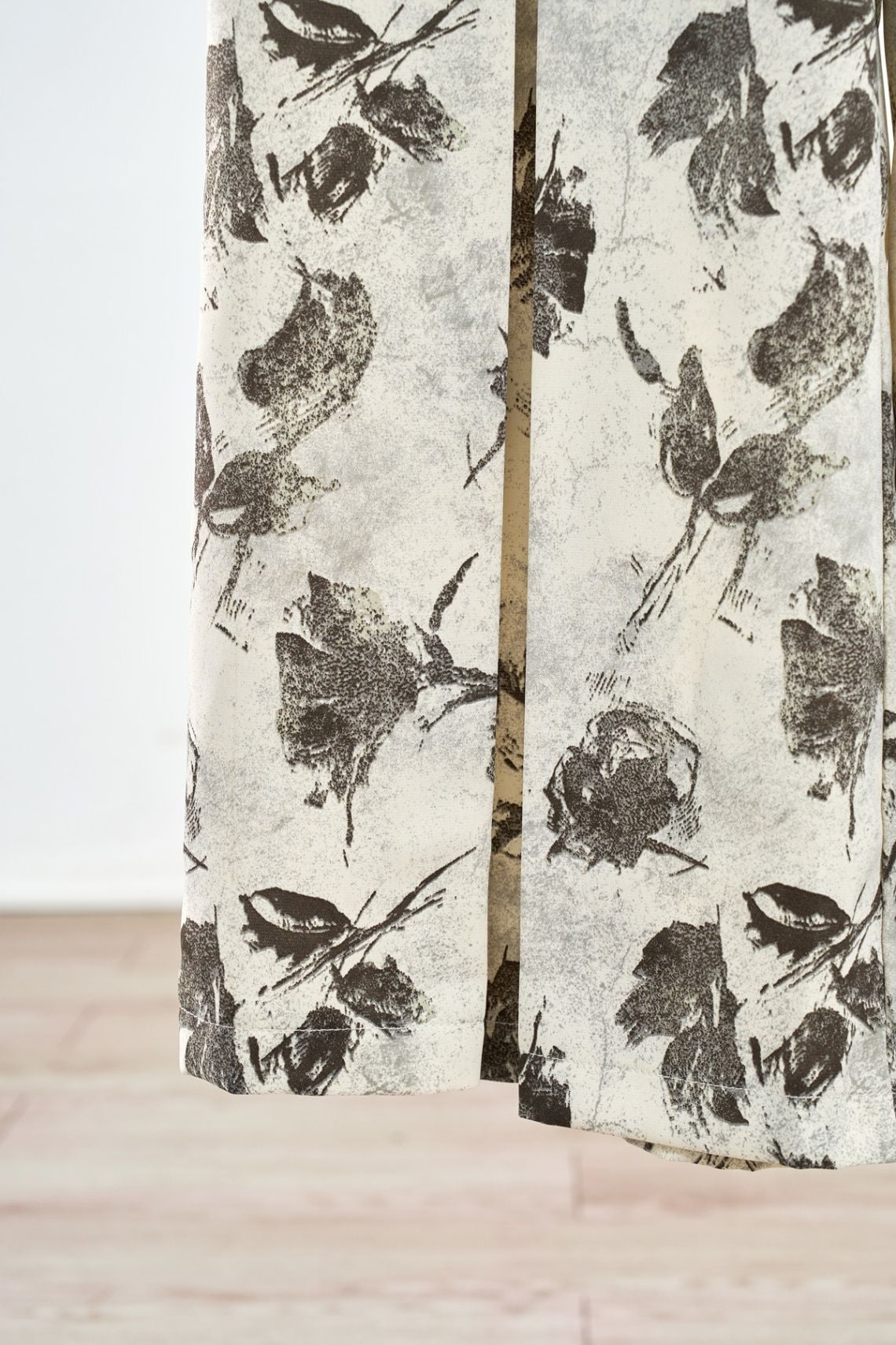 Quần ống rộng ly bung chun sau - L64W26H001