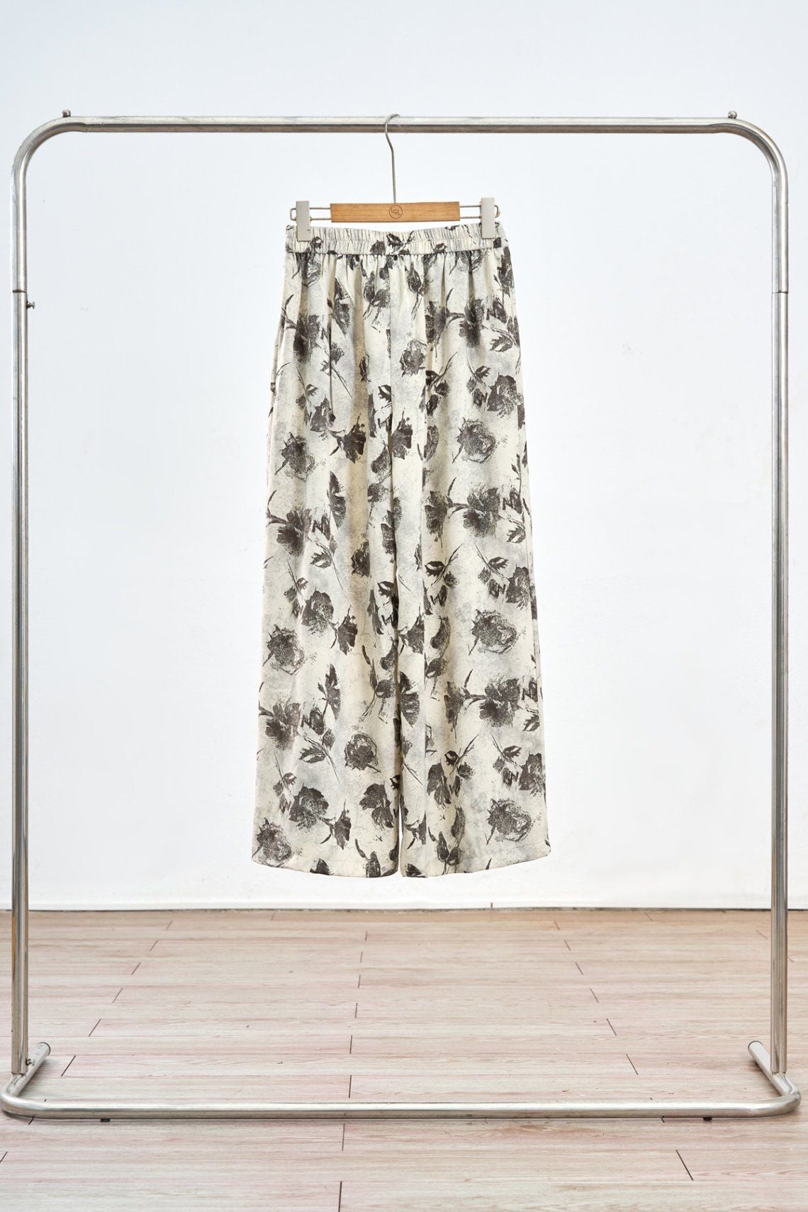 Quần ống rộng ly bung chun sau - L64W26H001