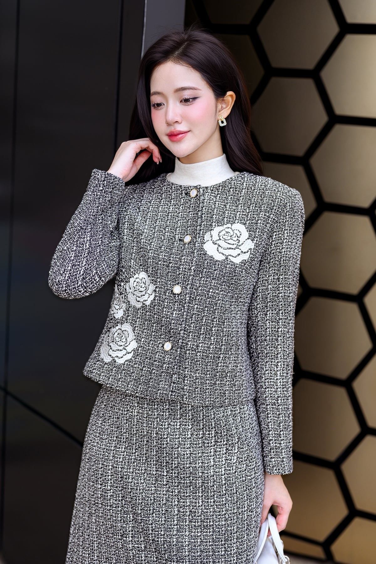 Áo dạ suông thêu hoa - L65W25T020