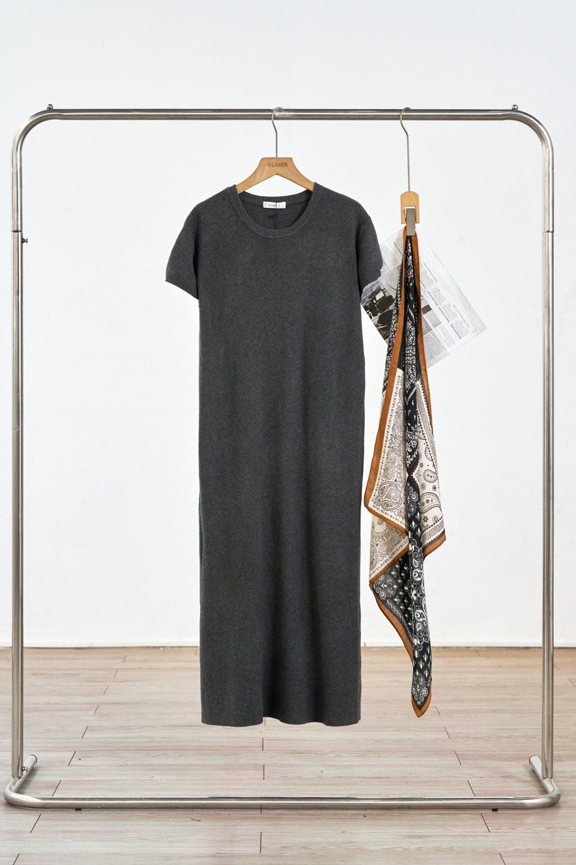 Đầm len suông midi kèm khăn hoạ tiết - L66C25Q001