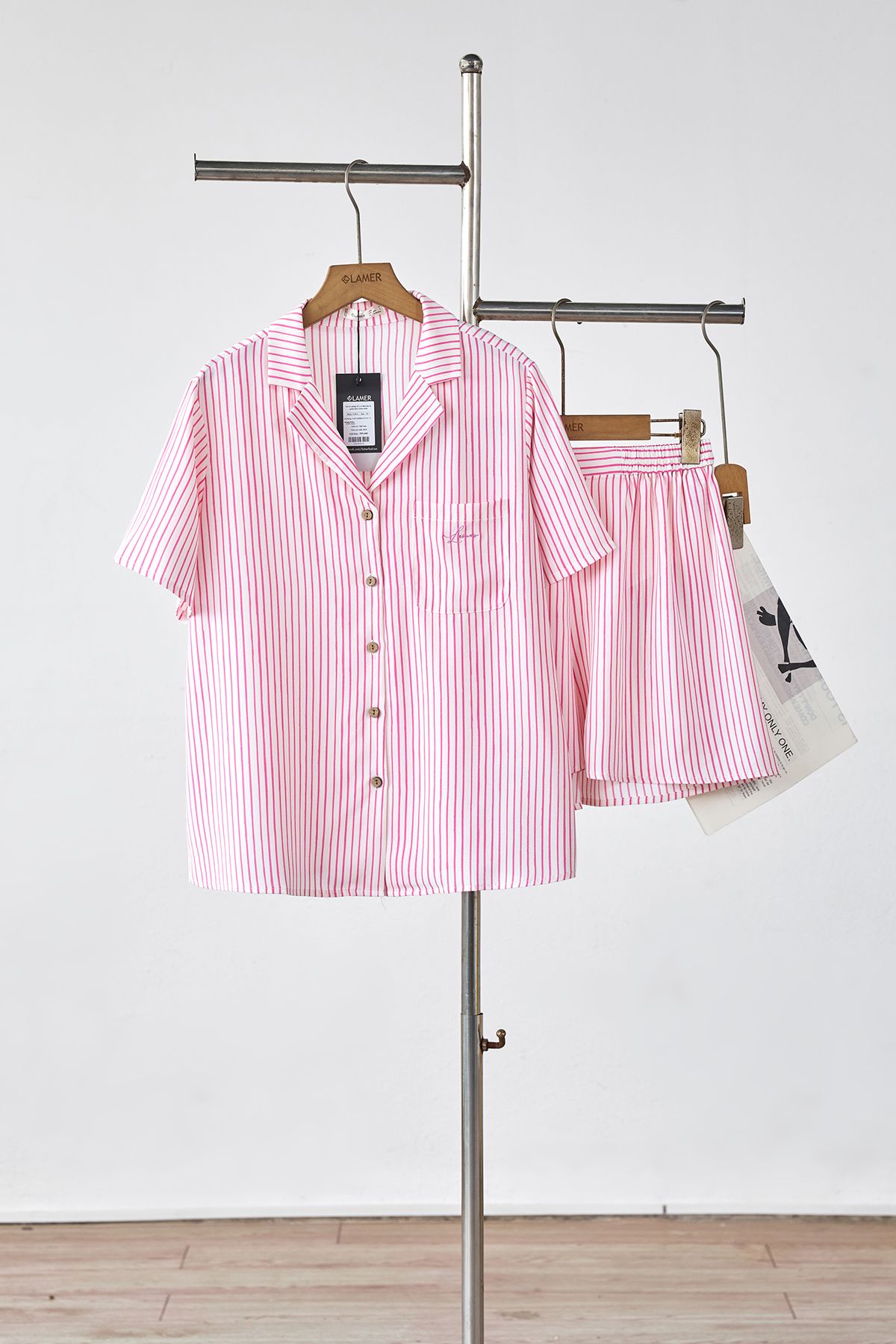 Set áo suông cổ 2 ve thêu túi và quần short chun sườn - L66C26H001