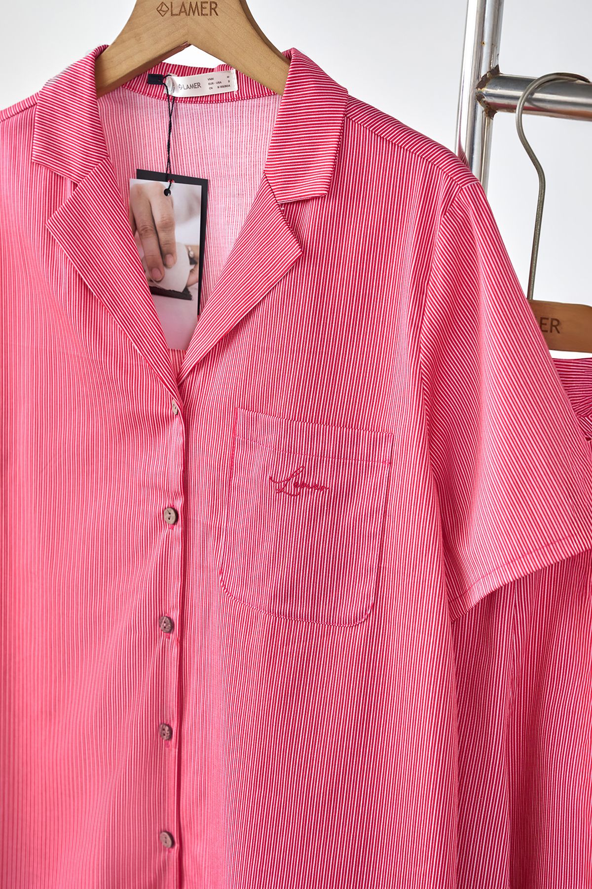 Set áo suông cổ 2 ve thêu túi và quần short chun sườn - L66C26H001