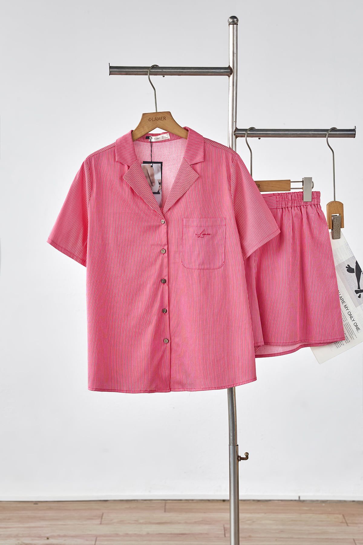 Set áo suông cổ 2 ve thêu túi và quần short chun sườn - L66C26H001